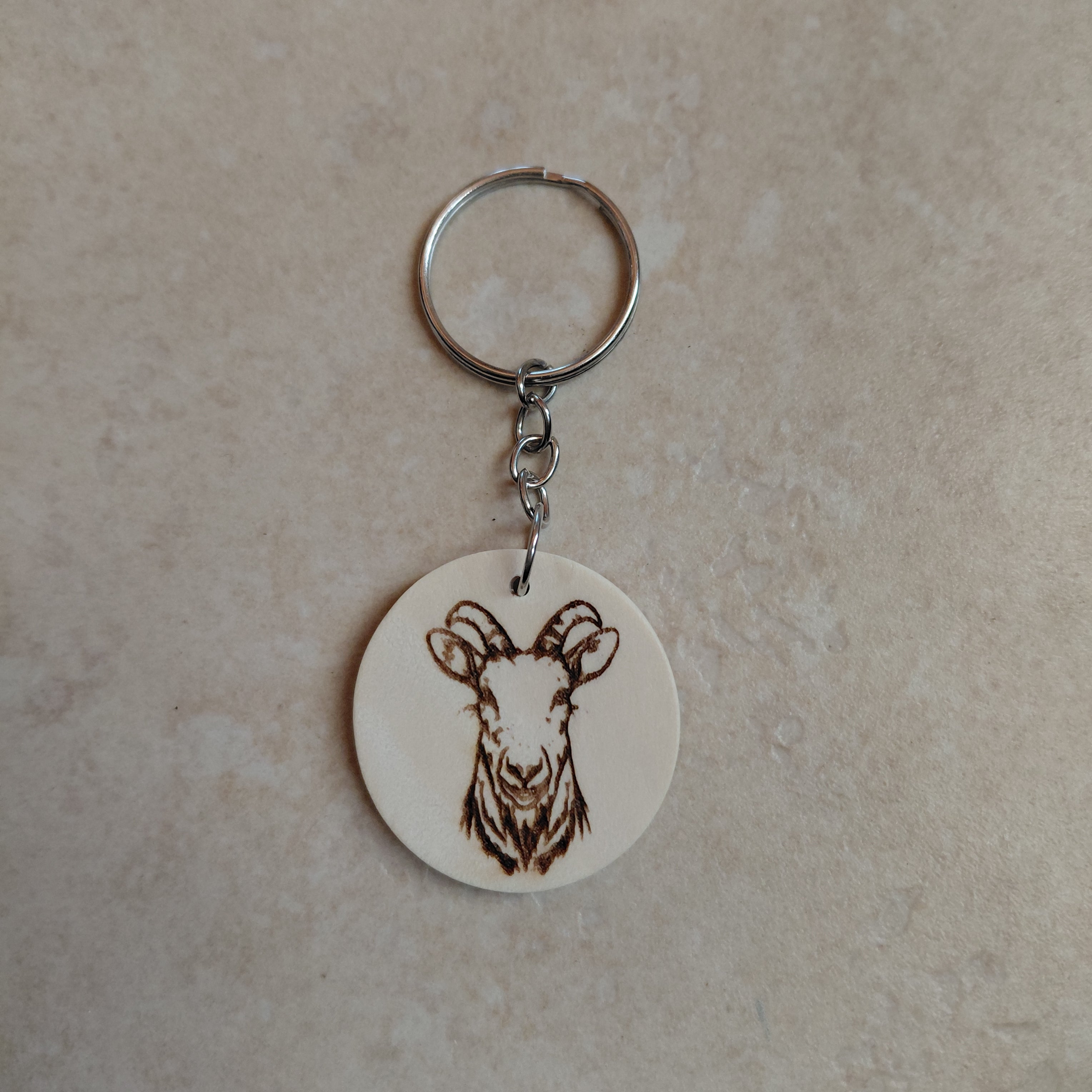 Llavero de madera grabado láser Cabra de montaña