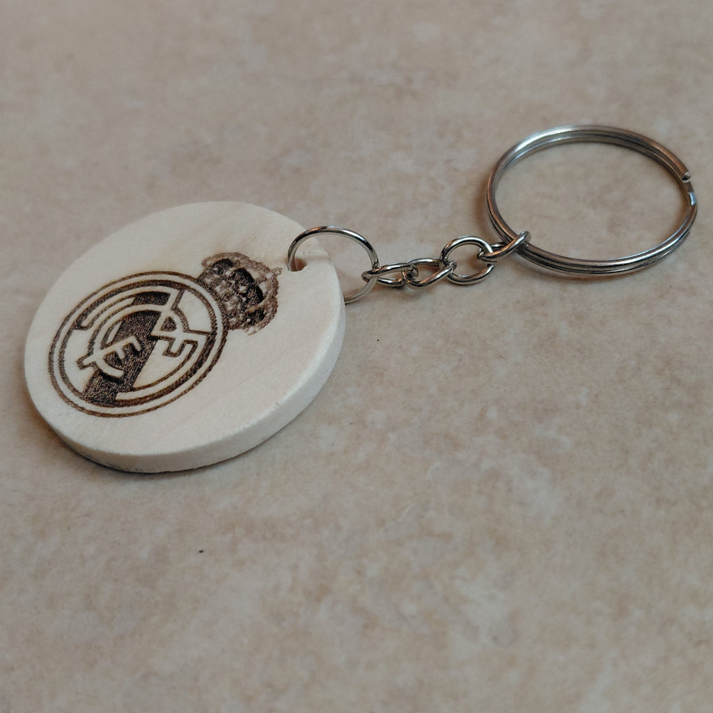 Llavero artesanal grabado a láser con escudo del équipo de fútbol Real Madrid