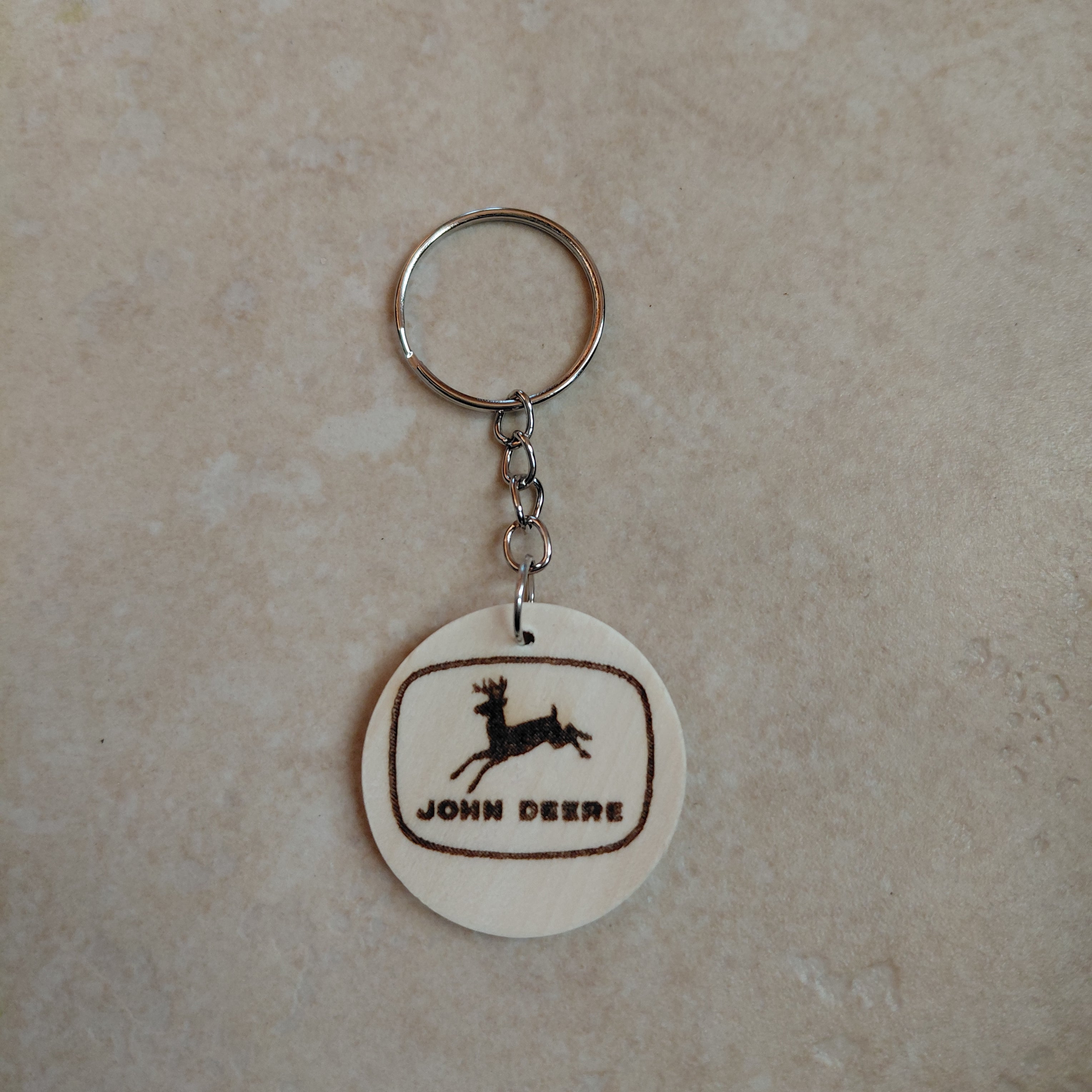 Llavero de madera grabado a laser John Deere