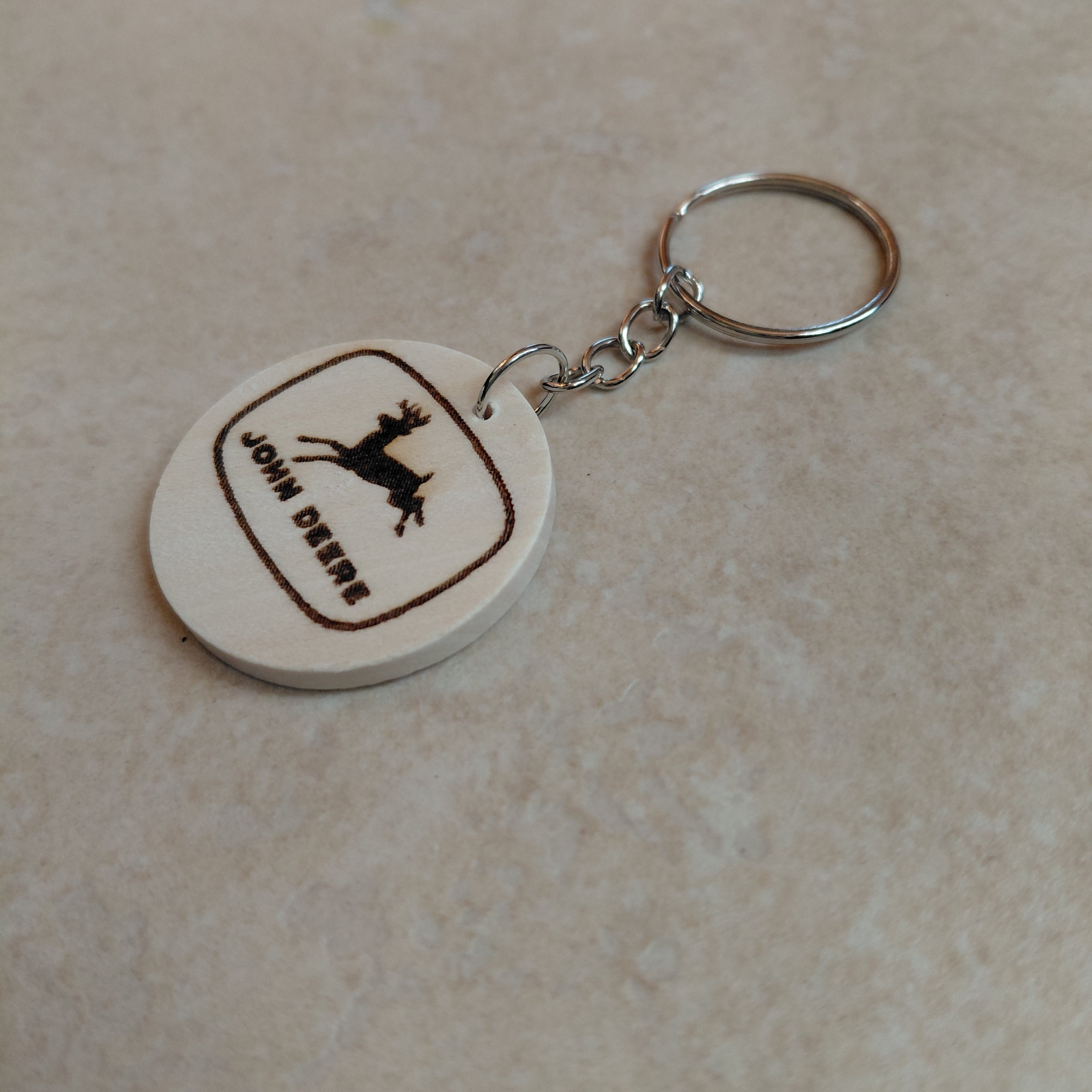 Llavero de madera grabado a laser John Deere