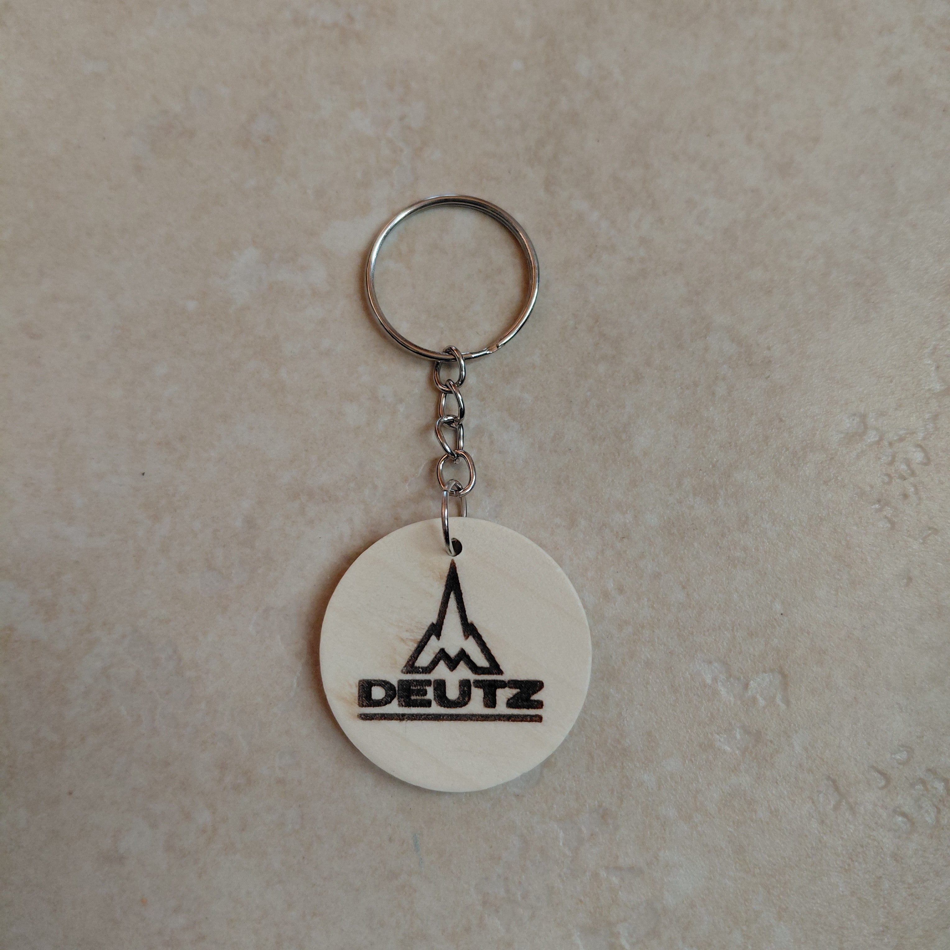 Llavero de madera grabado a laser Deutz