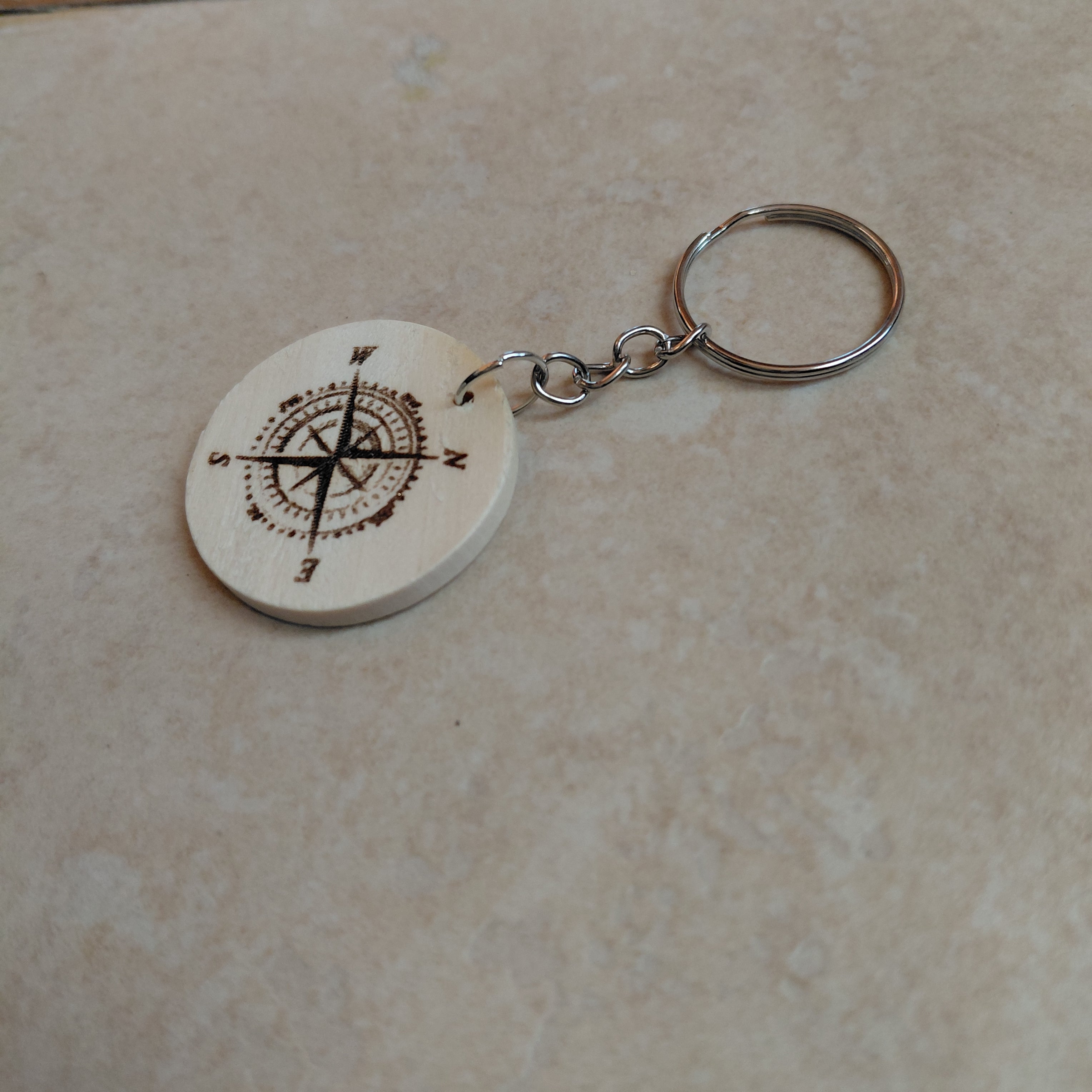 Llavero de madera grabado laser Brújula