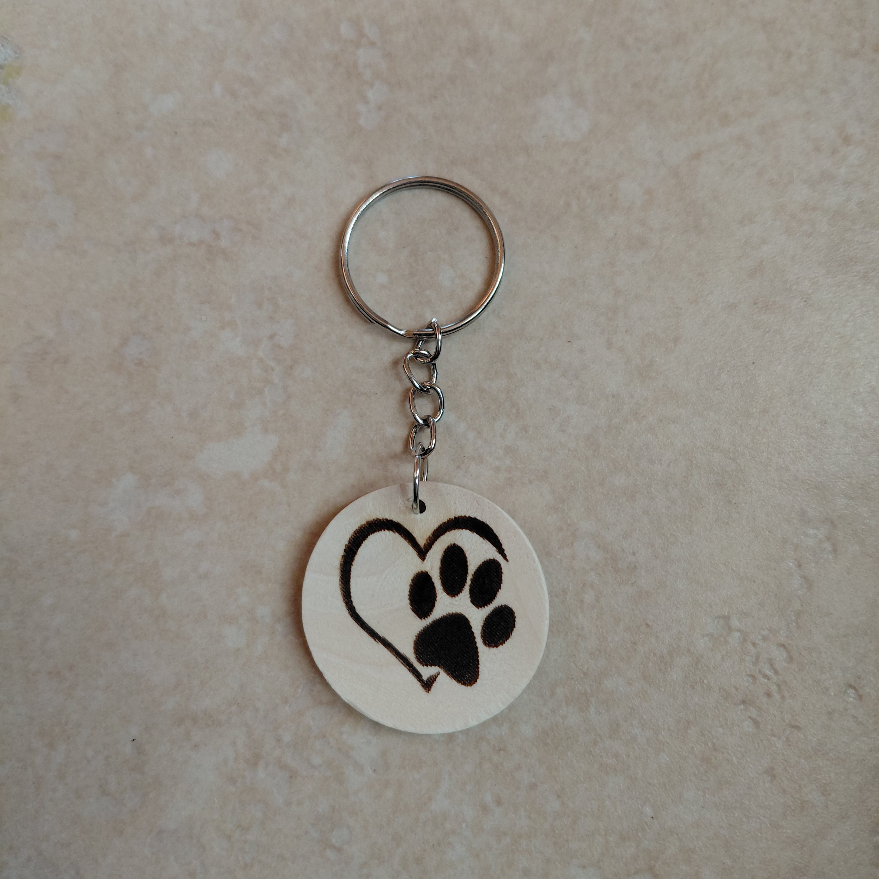 Llavero de madera grabado láser Huella con corazón