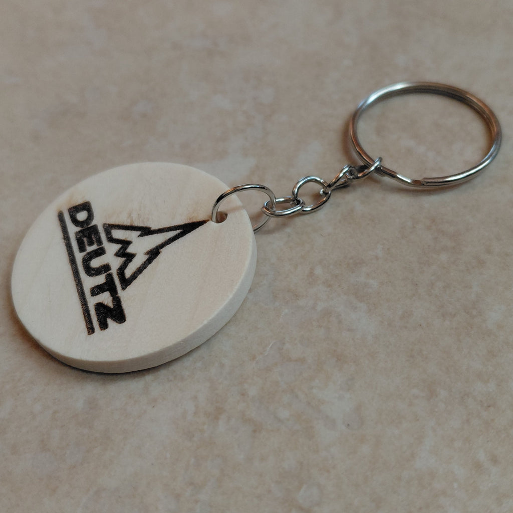 Llavero artesanal de madera grabado láser con el logo de la marca de tractores Deutz