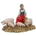 Figura de chica con cerditos de pvc serigrafada y acabada a mano.

Moranduzzo es una reconocida empresa italiana especializada en la producción de figuras para belenes y artículos de decoración navideña.