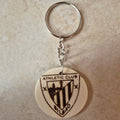 Llavero artesanal fabricado en madera natural, cortado y grabado mediante tecnología láser de alta precisión.

Presenta un diseño circular de acabado suave, con grabado permanente de gran definición que resalta el escudo del Athletic Club de Bilbao con un contraste elegante y duradero.

Incluye resistente aro metálico con cadena, ideal para llaves, mochilas...

Gracias a su ligereza y estilo natural, es perfecto como regalo personalizado o detalle ecológico.

Grabado a doble cara.

¡Contacta con nosotros pa