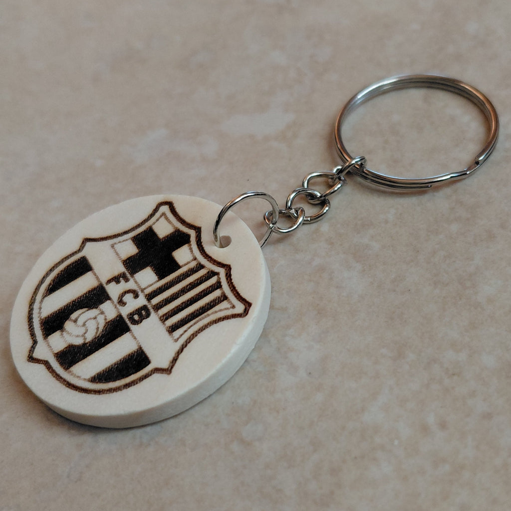 Llavero artesanal grabado láser con escudo del equipo de fútbol del Barça