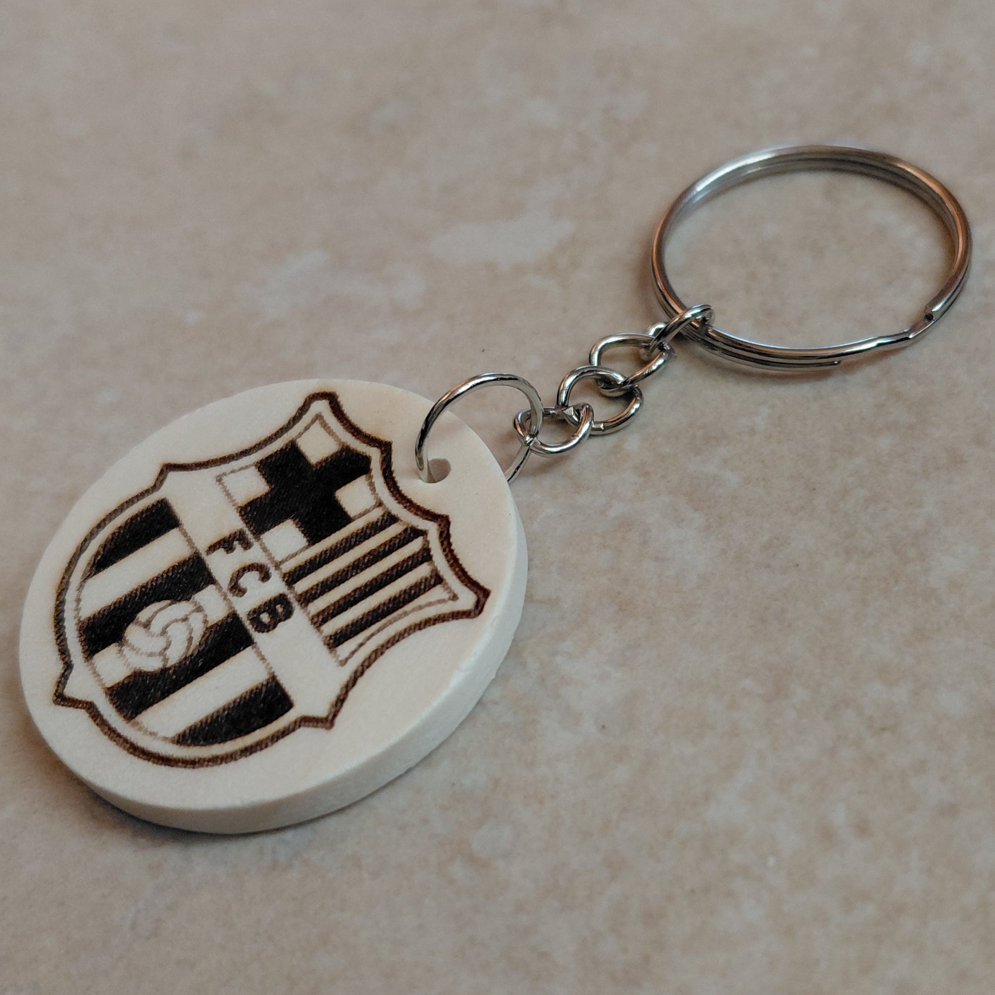 Llavero artesanal grabado láser con escudo del equipo de fútbol del Barça