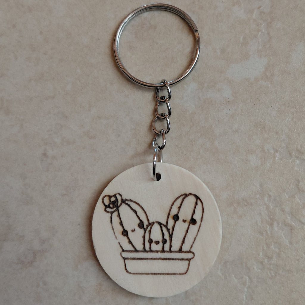 Llavero artesano de madera rabado a láser con la imagen de un adorable cactus
