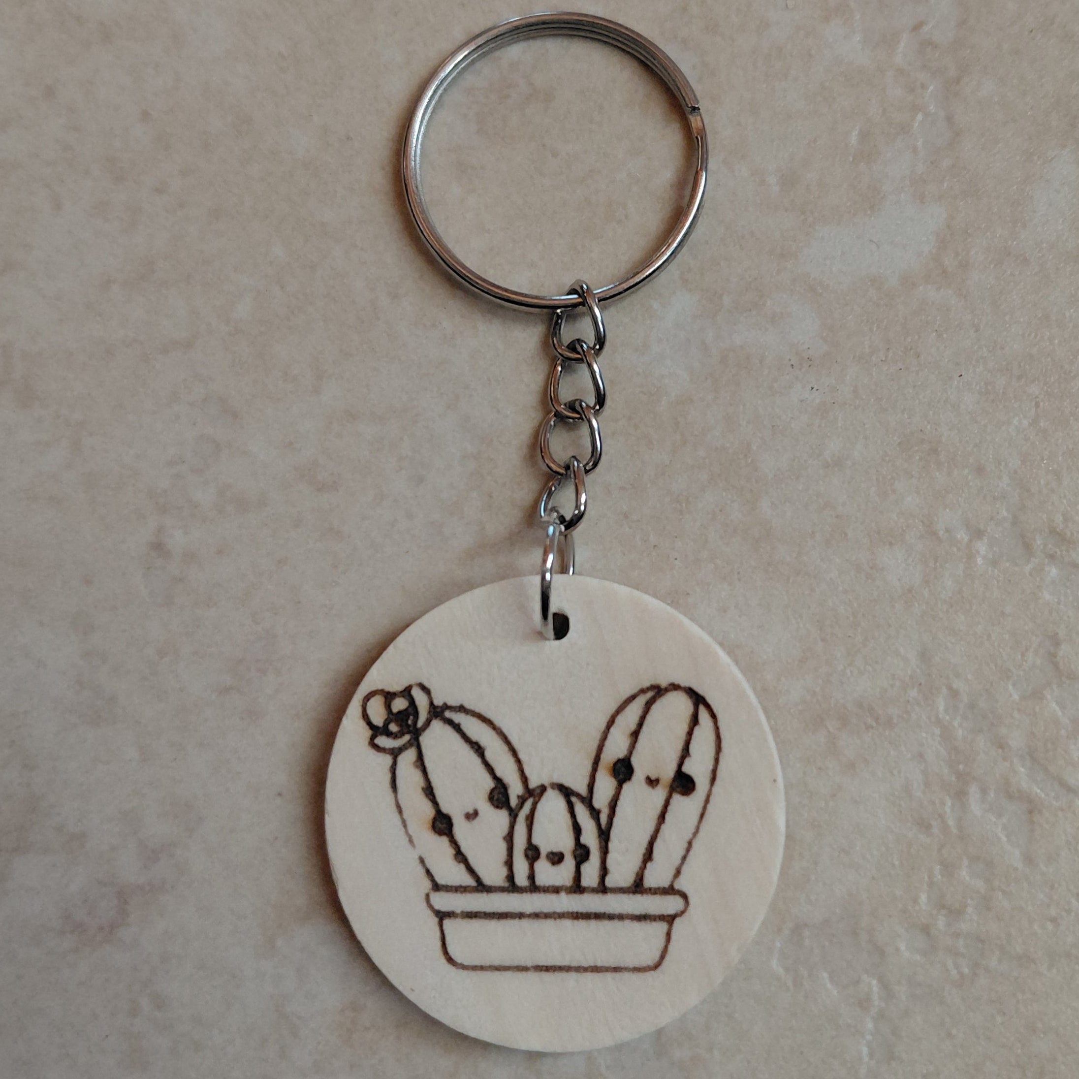 Llavero artesano de madera rabado a láser con la imagen de un adorable cactus
