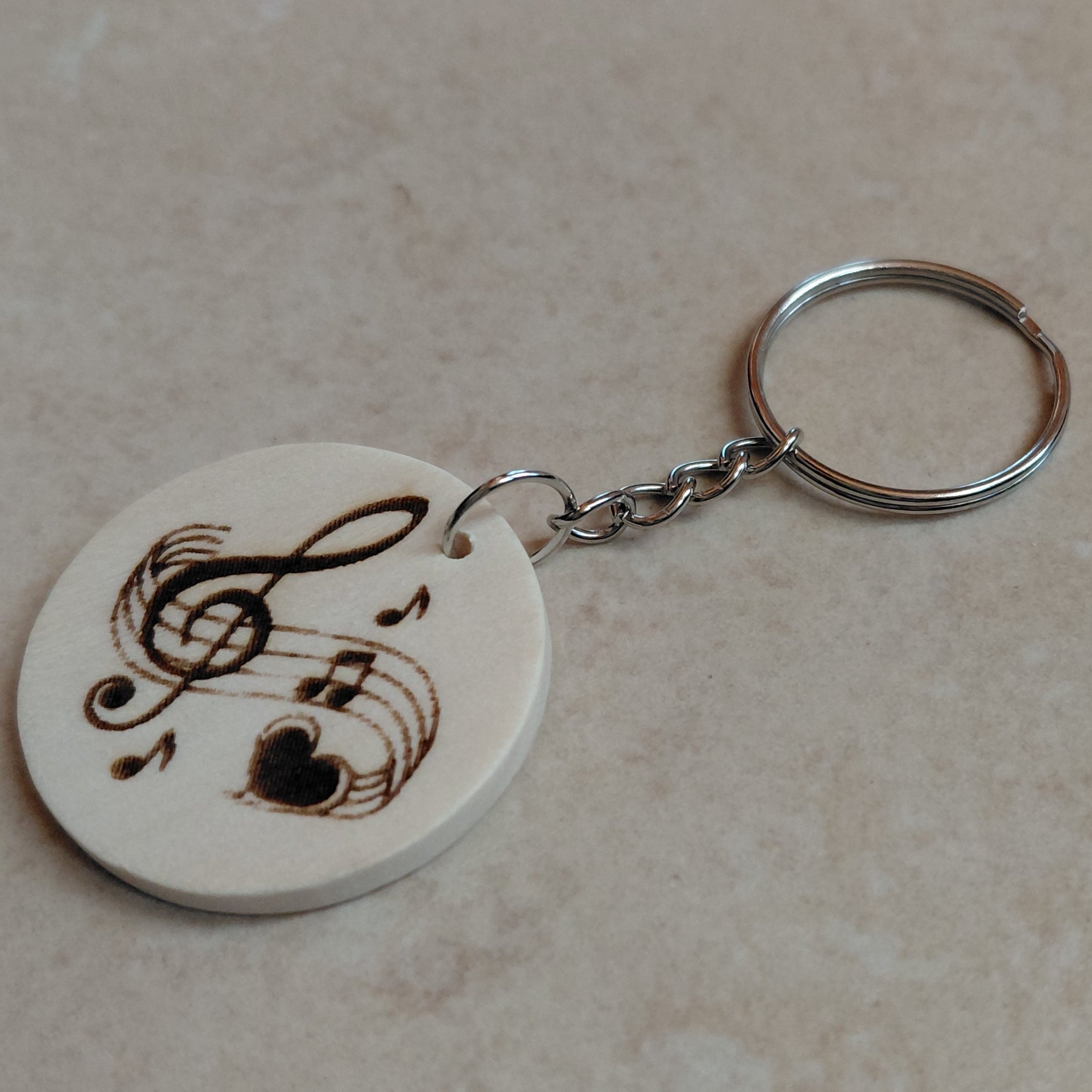 Llavero artesano de madera grabado a láser con una imagen ideal para los amantes de la música
