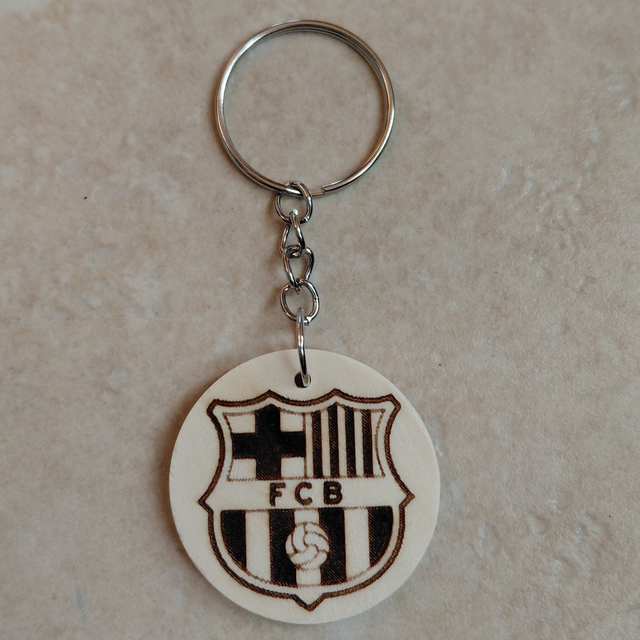 Llavero artesanal grabado láser con escudo del equipo de fútbol del Barça