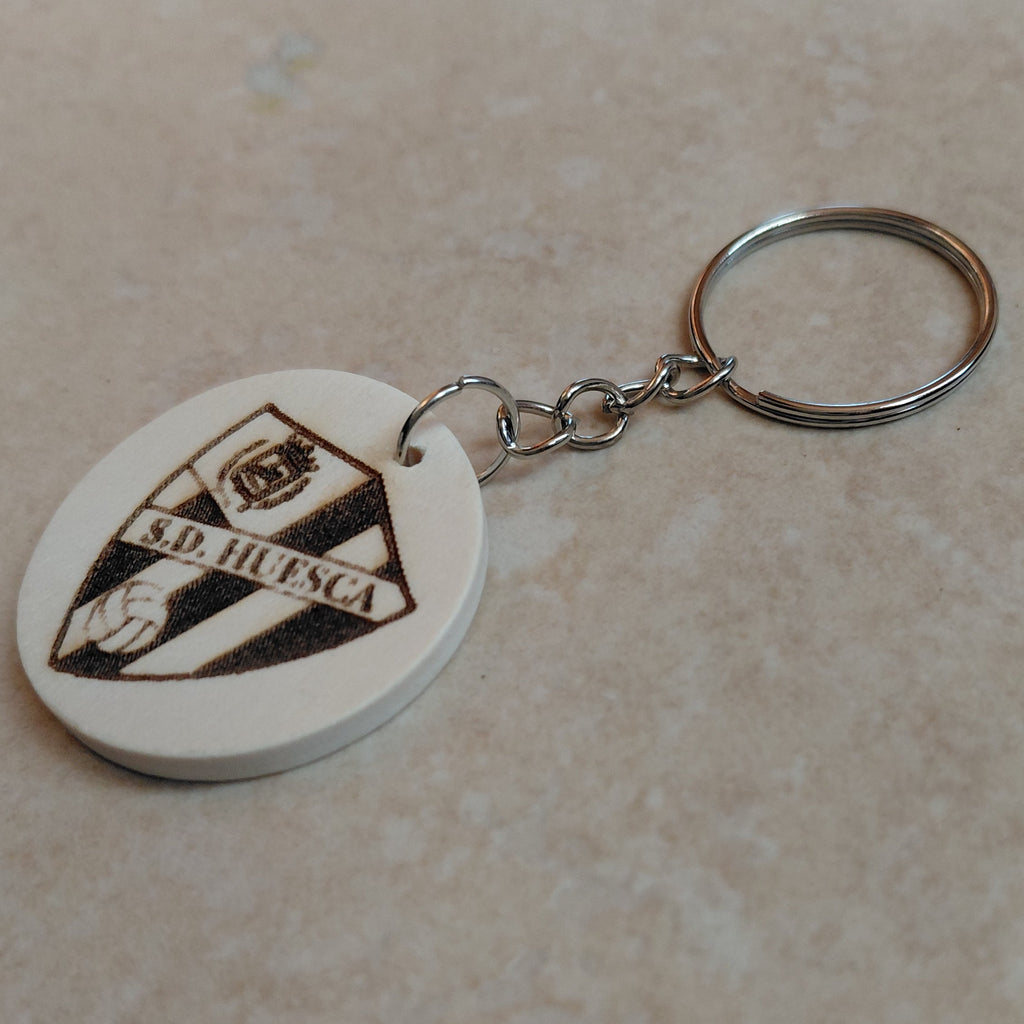 Llavero artesanal de madera grabado láser con el escudo del equipo de fútbol de la Sociedad Deportiva Huesca