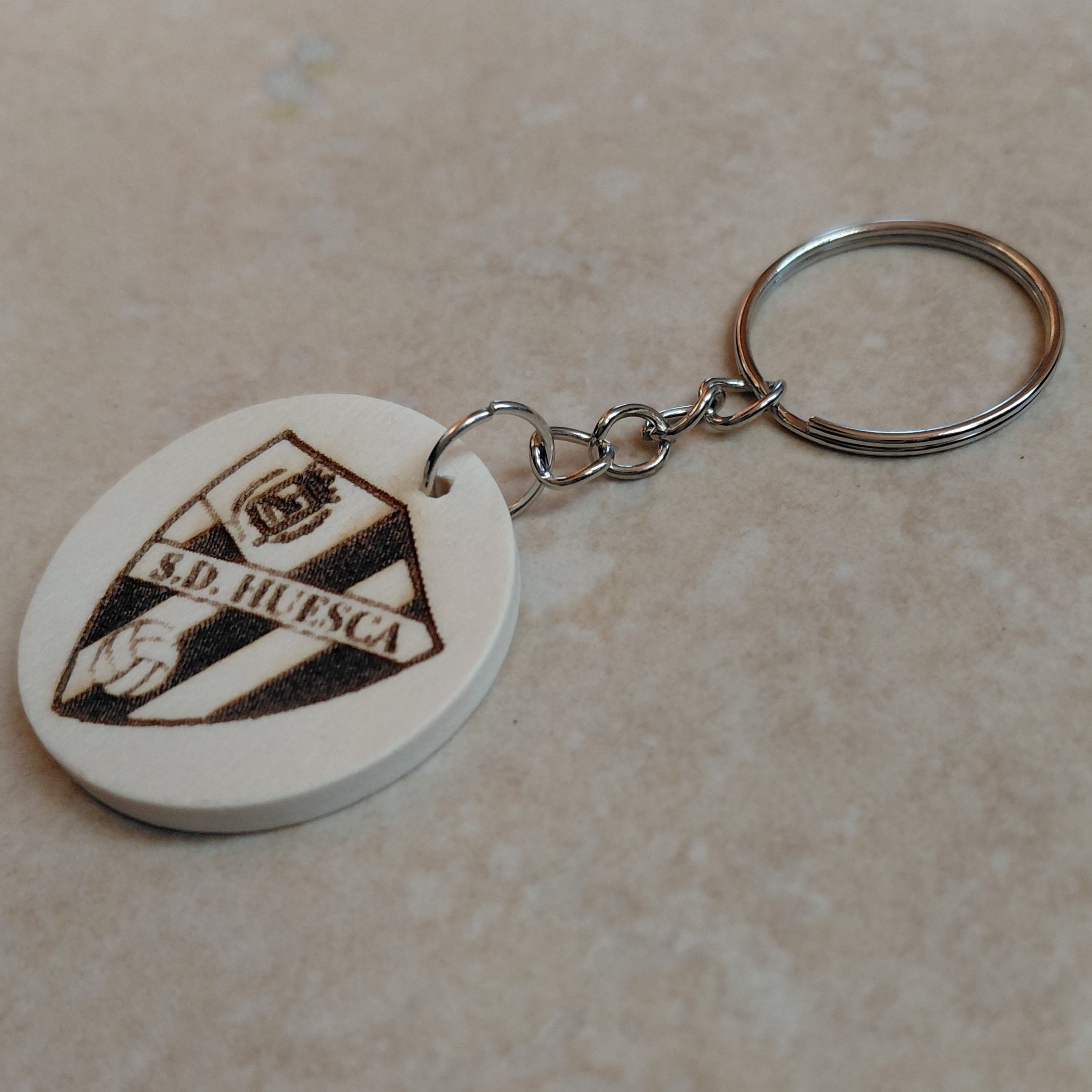 Llavero artesanal de madera grabado láser con el escudo del equipo de fútbol de la Sociedad Deportiva Huesca