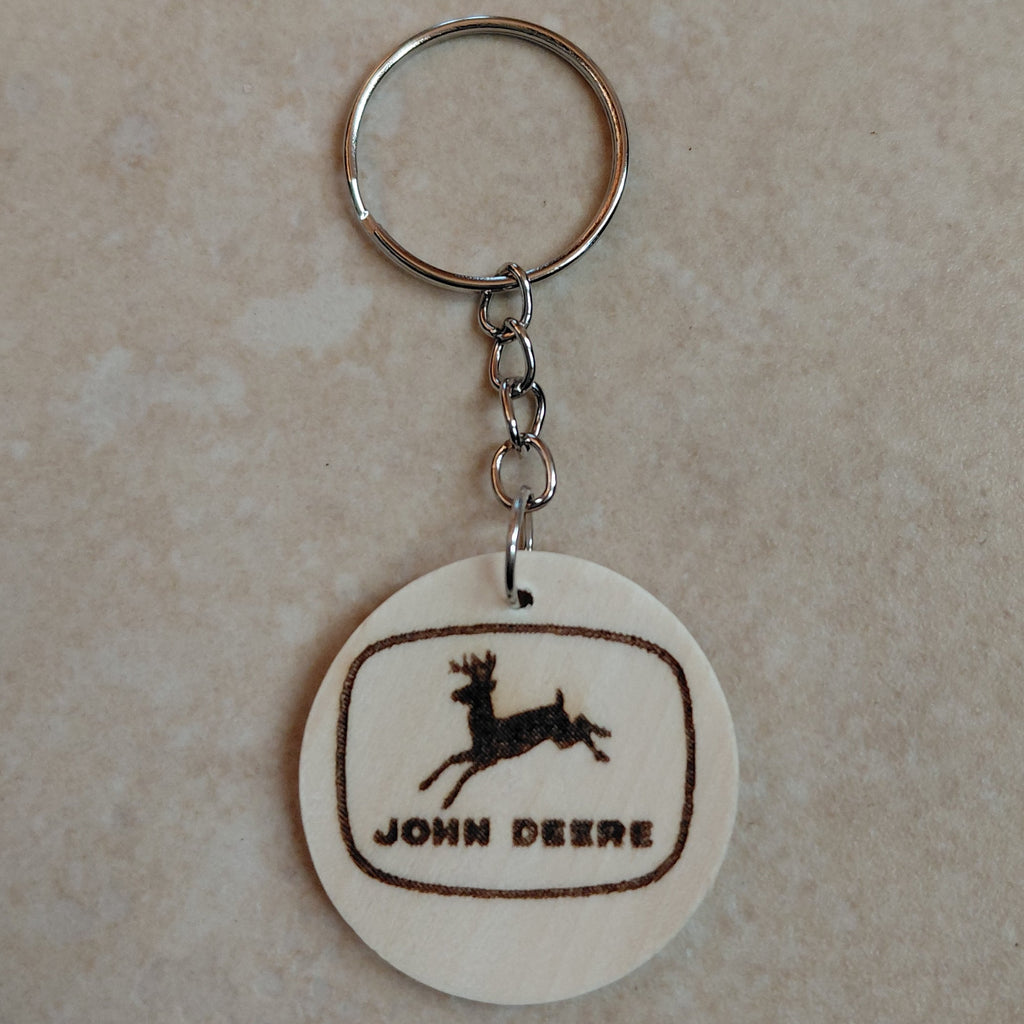 Llavero artesanal de madera grabado láser con el logo de la marca de tractores John Deere