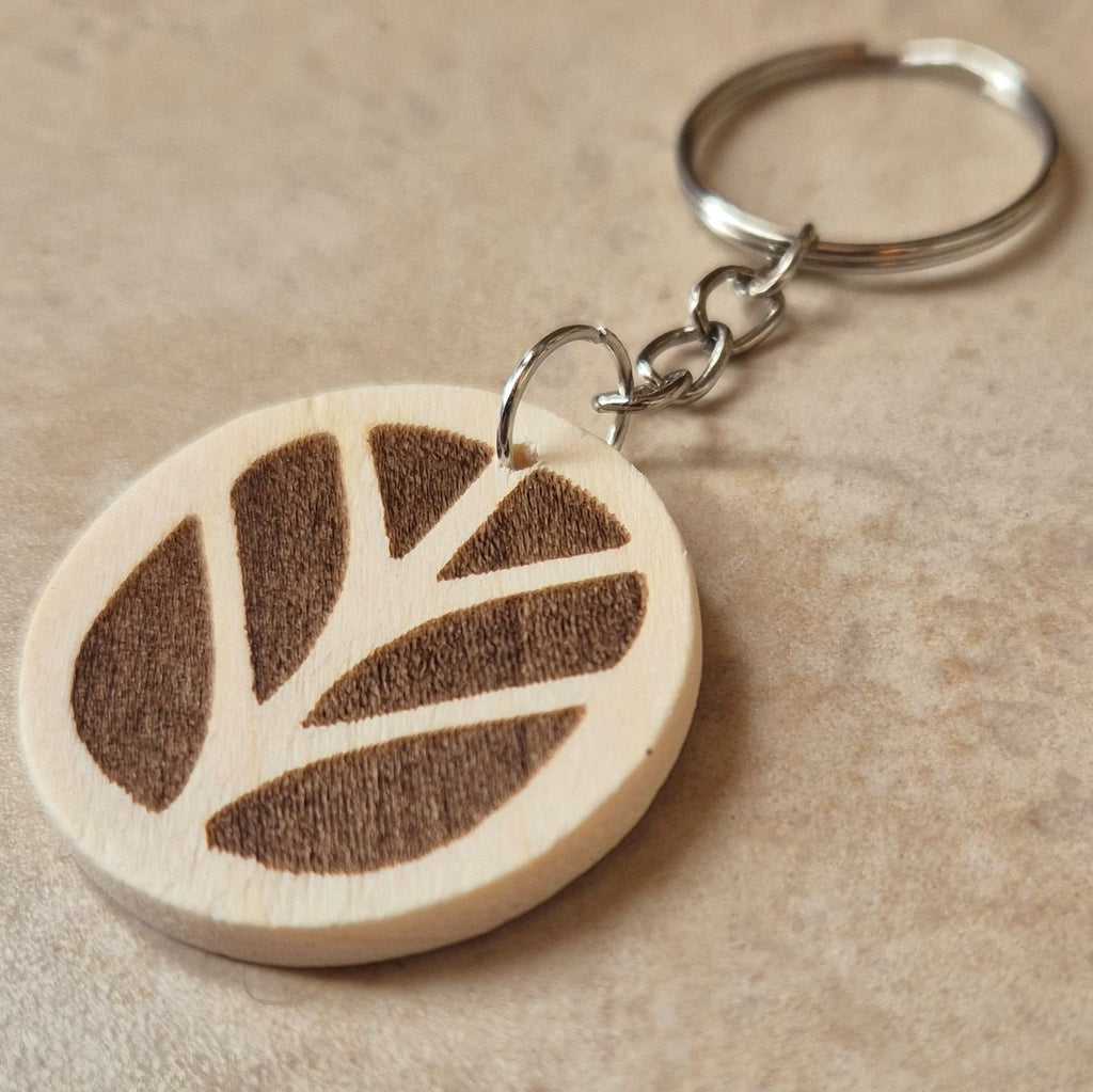 Llavero artesanal fabricado en madera natural, cortado y grabado mediante tecnología láser de alta precisión.

Presenta un diseño circular de acabado suave, con grabado permanente de gran definición que resalta el logotipo de la marca de tractores New Holland con un contraste elegante y duradero.

Incluye resistente aro metálico con cadena, ideal para llaves, mochilas...

Gracias a su ligereza y estilo natural, es perfecto como regalo personalizado o detalle ecológico.

Grabado a doble cara.

¡Contacta con 