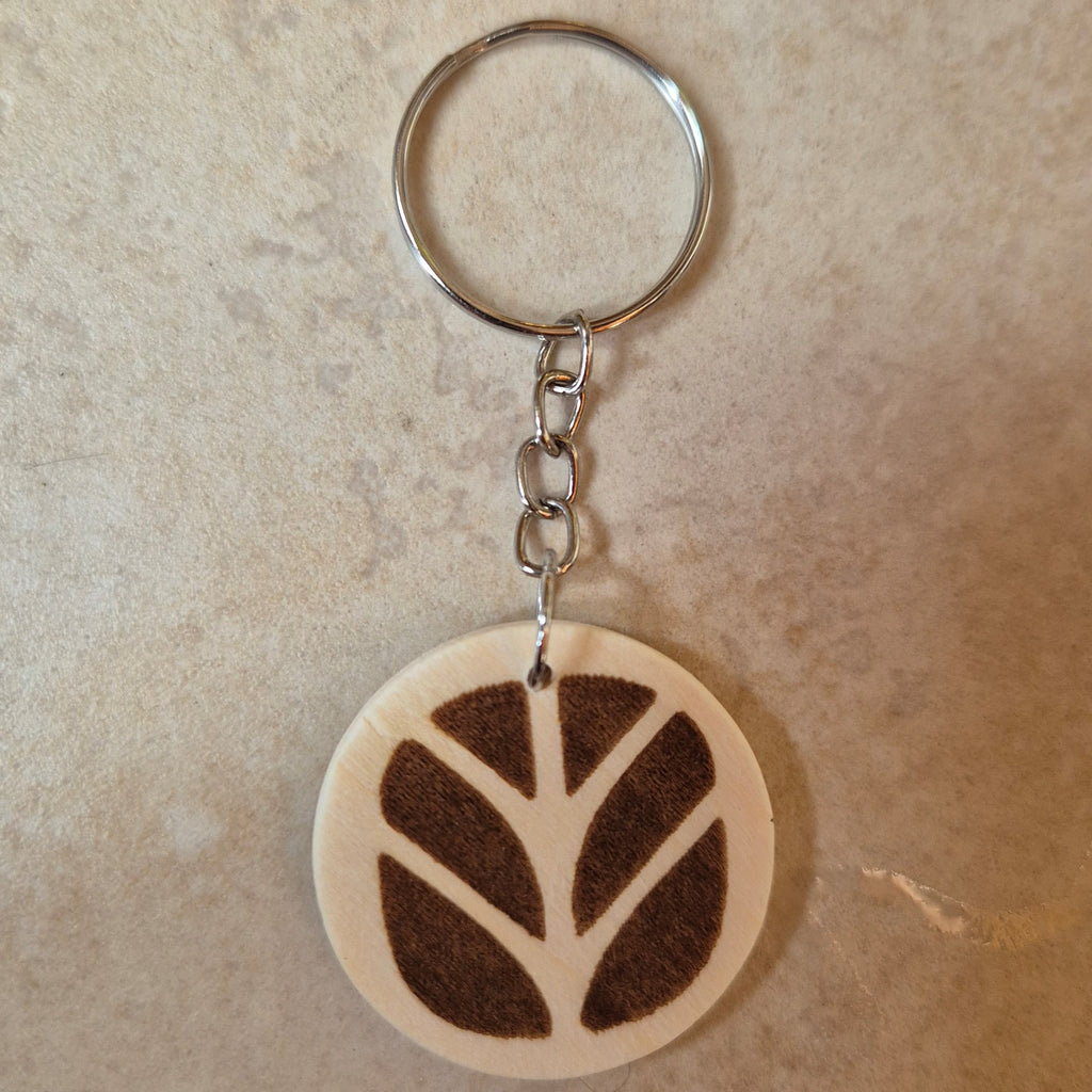Llavero artesanal fabricado en madera natural, cortado y grabado mediante tecnología láser de alta precisión.

Presenta un diseño circular de acabado suave, con grabado permanente de gran definición que resalta el logotipo de la marca de tractores New Holland con un contraste elegante y duradero.

Incluye resistente aro metálico con cadena, ideal para llaves, mochilas...

Gracias a su ligereza y estilo natural, es perfecto como regalo personalizado o detalle ecológico.

Grabado a doble cara.

¡Contacta con 