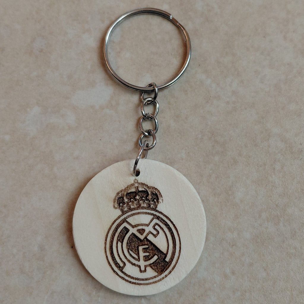 Llavero artesanal grabado a láser con escudo del équipo de fútbol Real Madrid