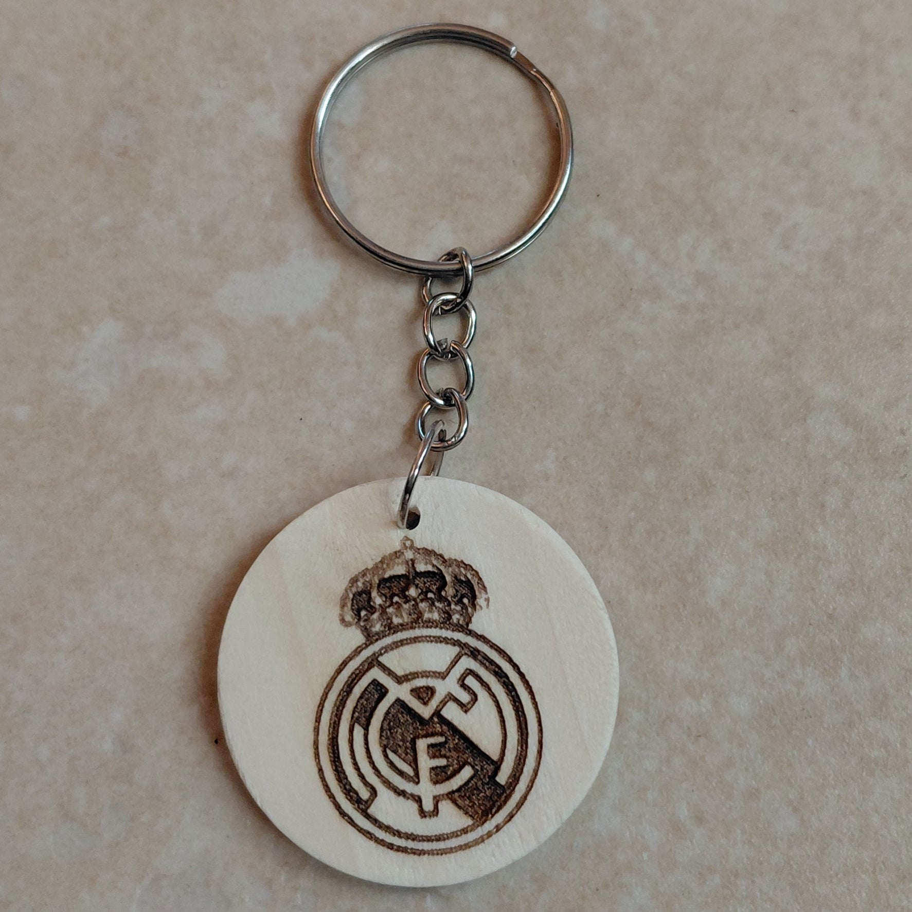 Llavero artesanal grabado a láser con escudo del équipo de fútbol Real Madrid