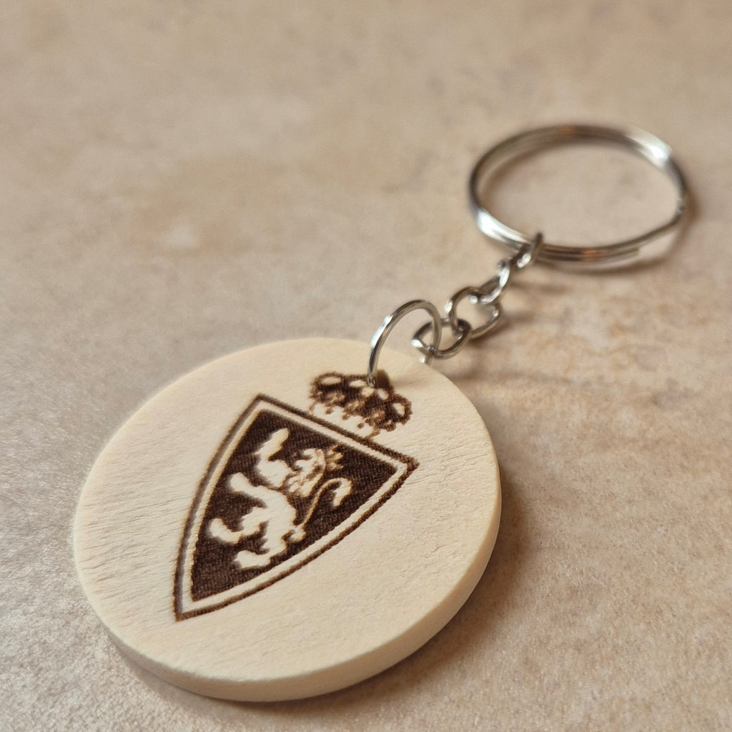 Llavero artesanal fabricado en madera natural, cortado y grabado mediante tecnología láser de alta precisión.

Presenta un diseño circular de acabado suave, con grabado permanente de gran definición que resalta el escudo del Real Zaragoza con un contraste elegante y duradero.

Incluye resistente aro metálico con cadena, ideal para llaves, mochilas...

Gracias a su ligereza y estilo natural, es perfecto como regalo personalizado o detalle ecológico.

Grabado a doble cara.

¡Contacta con nosotros para persona