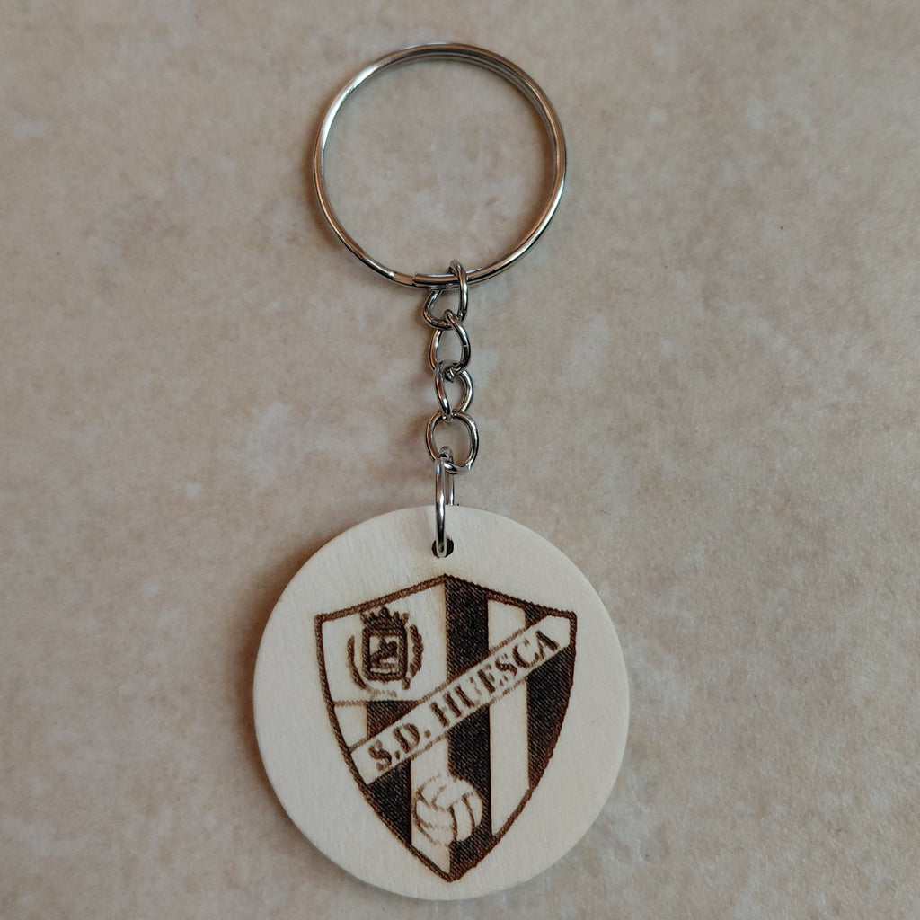 Llavero artesanal de madera grabado láser con el escudo del equipo de fútbol de la Sociedad Deportiva Huesca