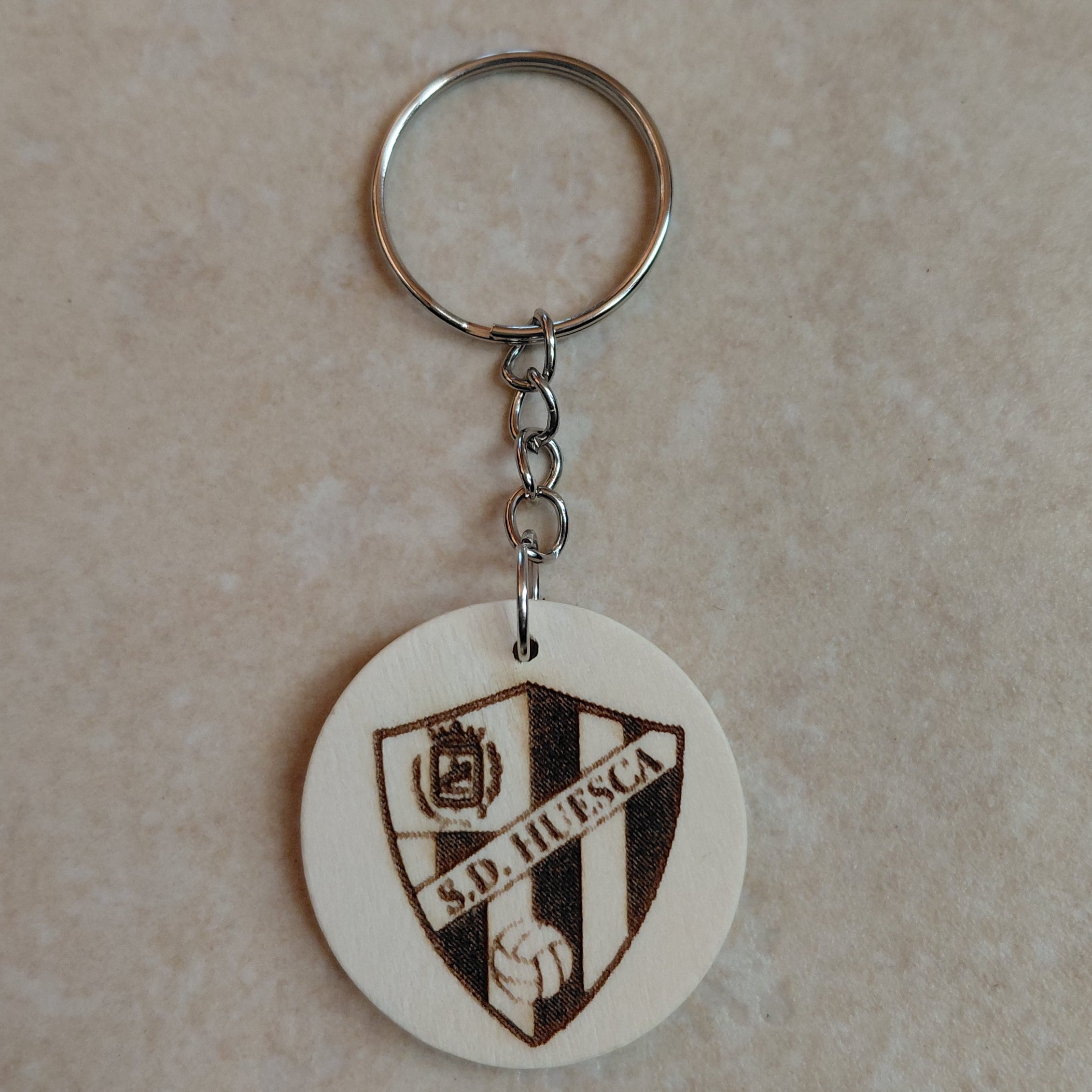 Llavero artesanal de madera grabado láser con el escudo del equipo de fútbol de la Sociedad Deportiva Huesca