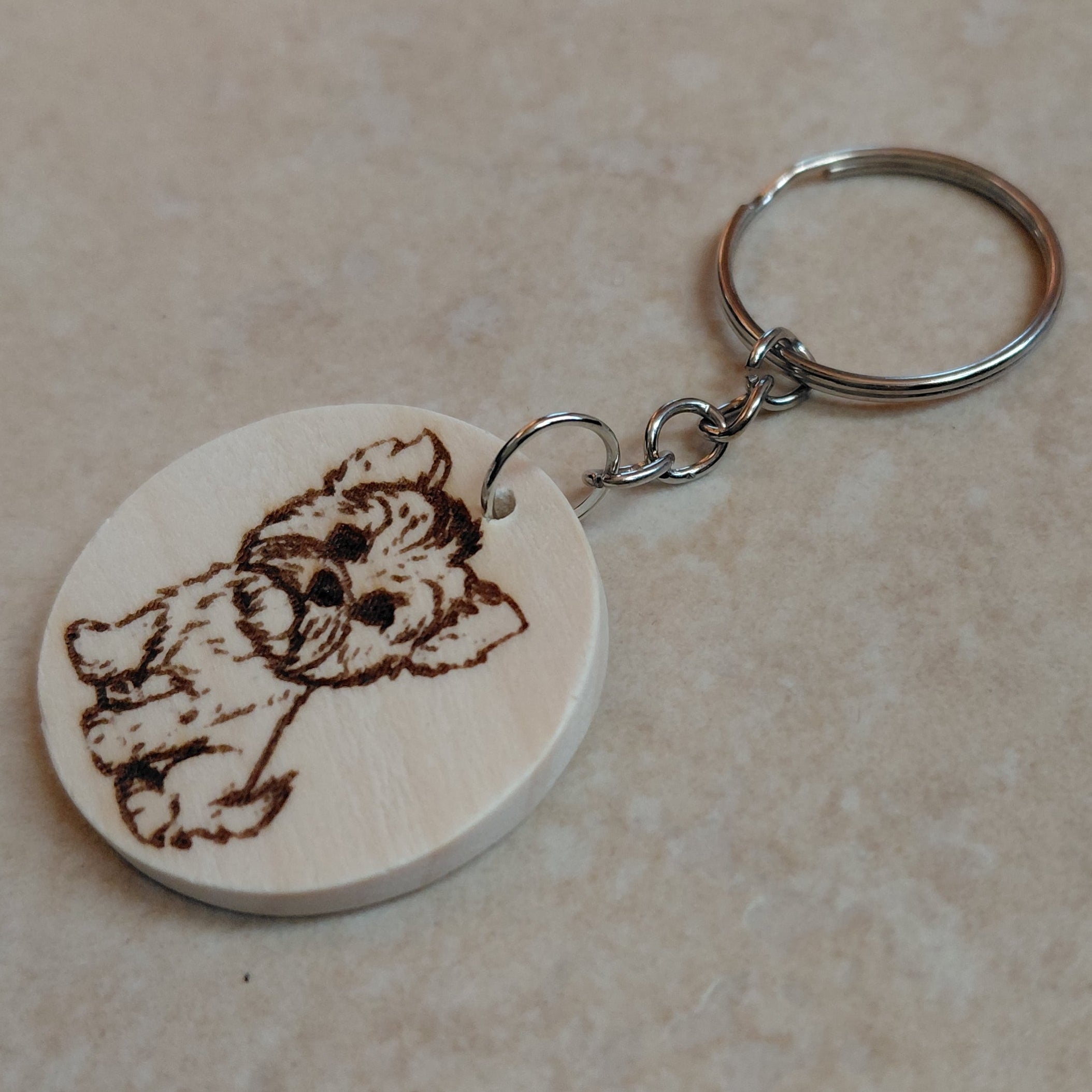 Llavero artesano de madera grabado a láser con la imagen de un tierno yorkshire