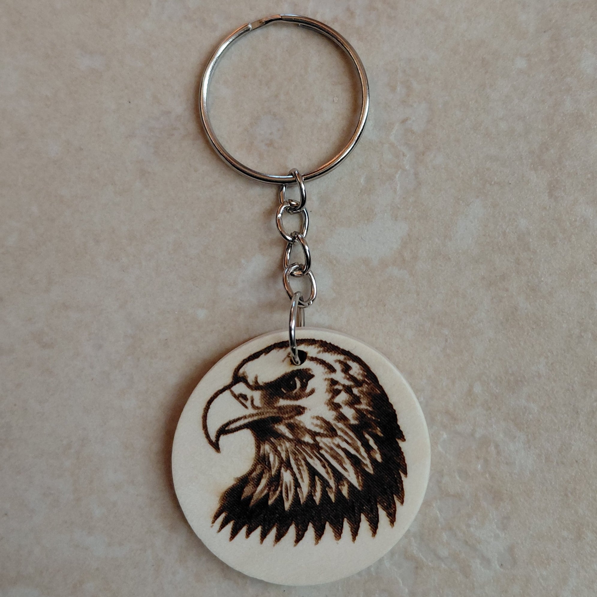 Llavero artesano de madera grabado láser con la imagen de una preciosa águila