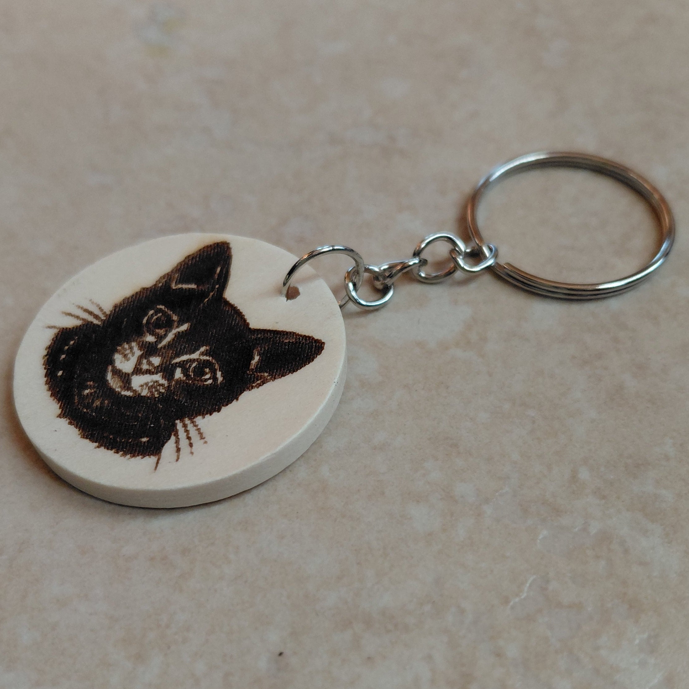 Llavero artesano de madera grabado a láser con la imagen de un adorable gatito