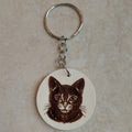 Llavero artesano de madera grabado a láser con la imagen de un adorable gatito