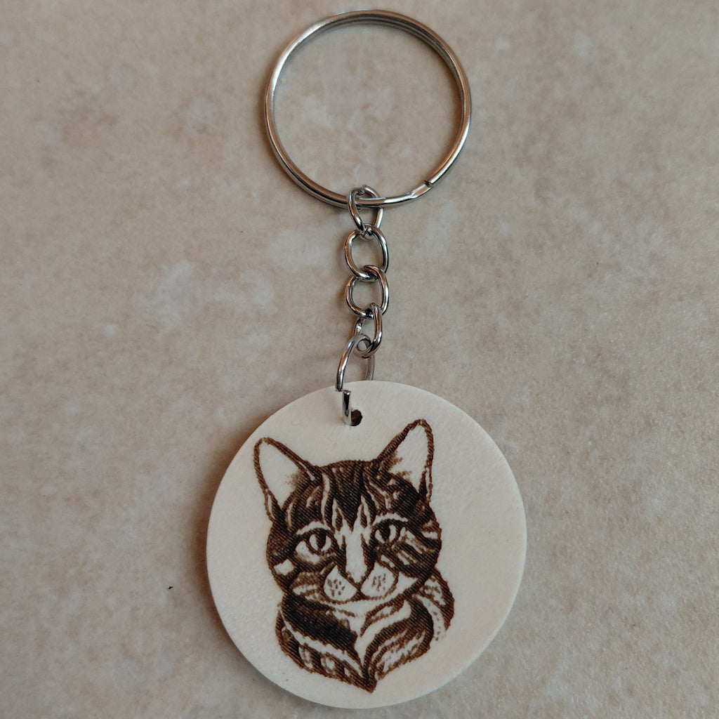 Llavero artesano grabado láser con la imagen de un adorable gato grís