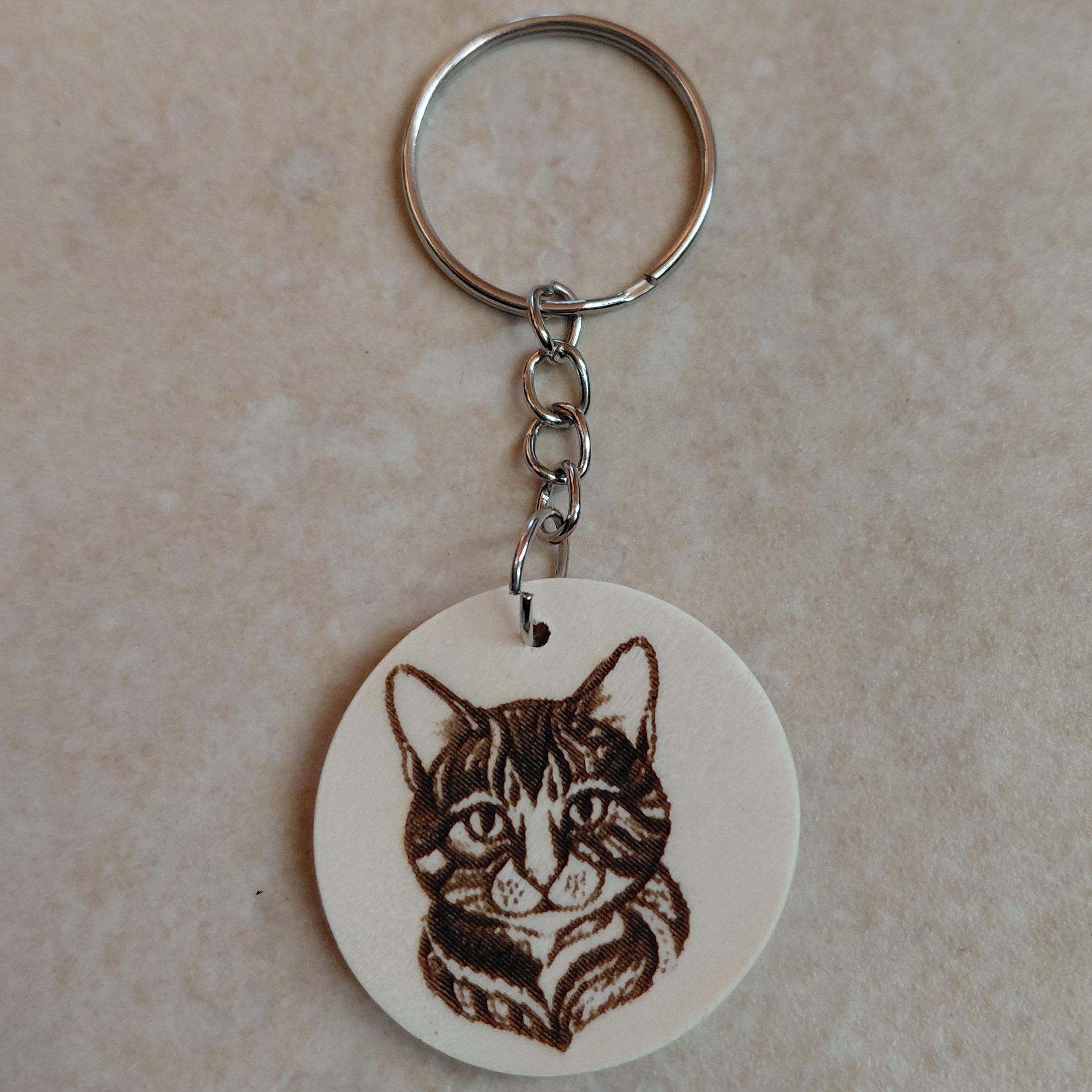 Llavero artesano grabado láser con la imagen de un adorable gato grís