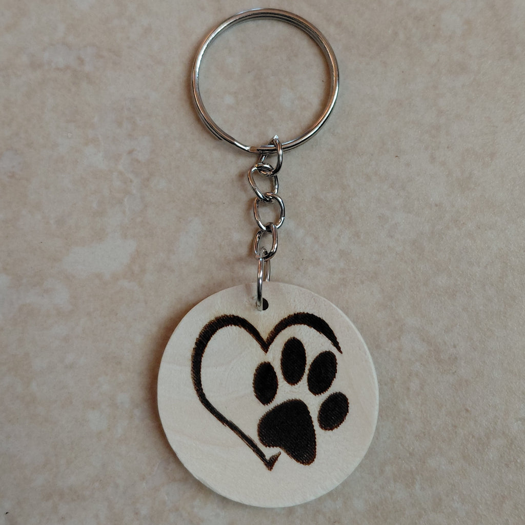 Llavero artesano grabado láser con la imagen de un corazón con la huella de un perrito