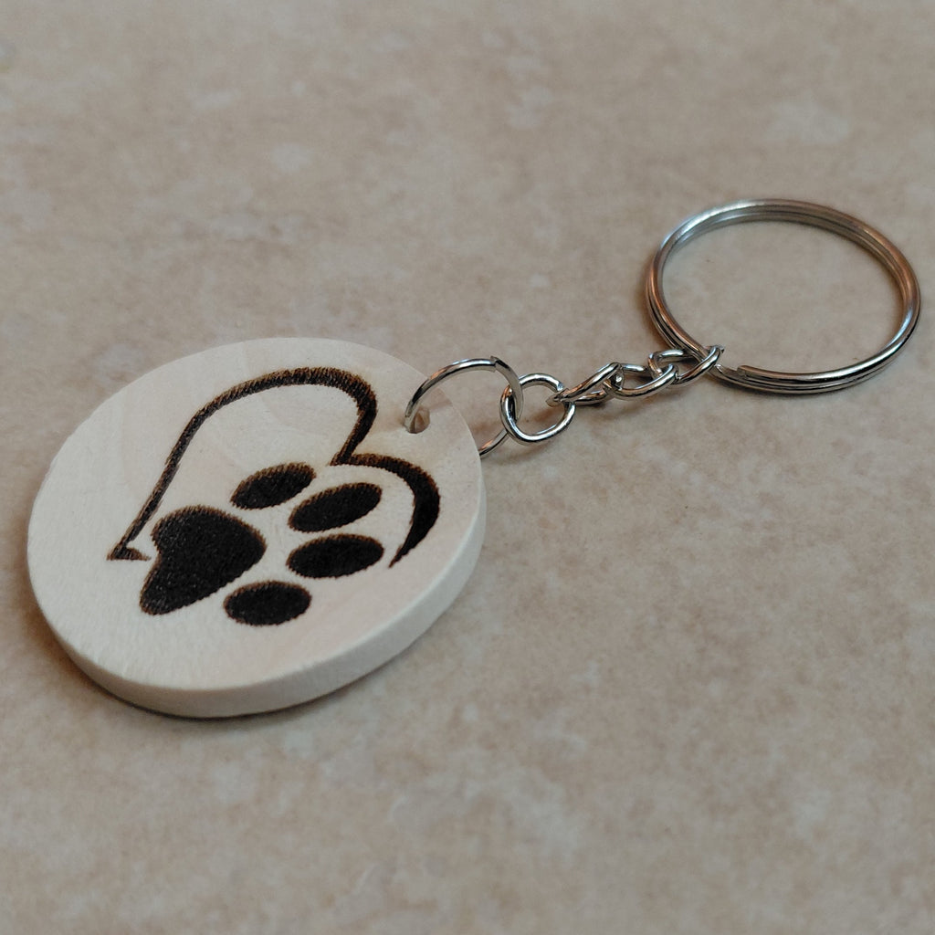 Llavero artesano grabado láser con la imagen de un corazón con la huella de un perrito