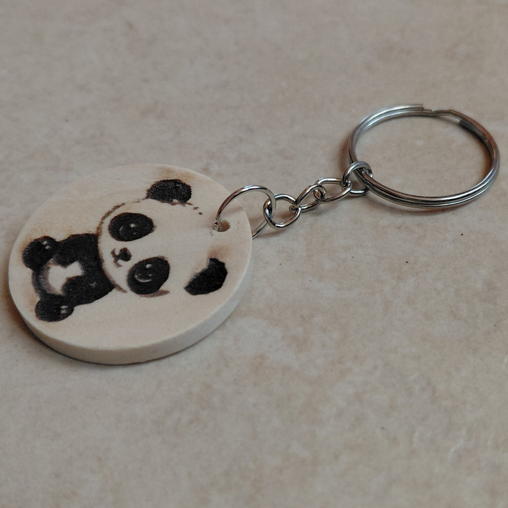 Llavero artesano de madera grabado a láser con la imagen de un precioso oso panda