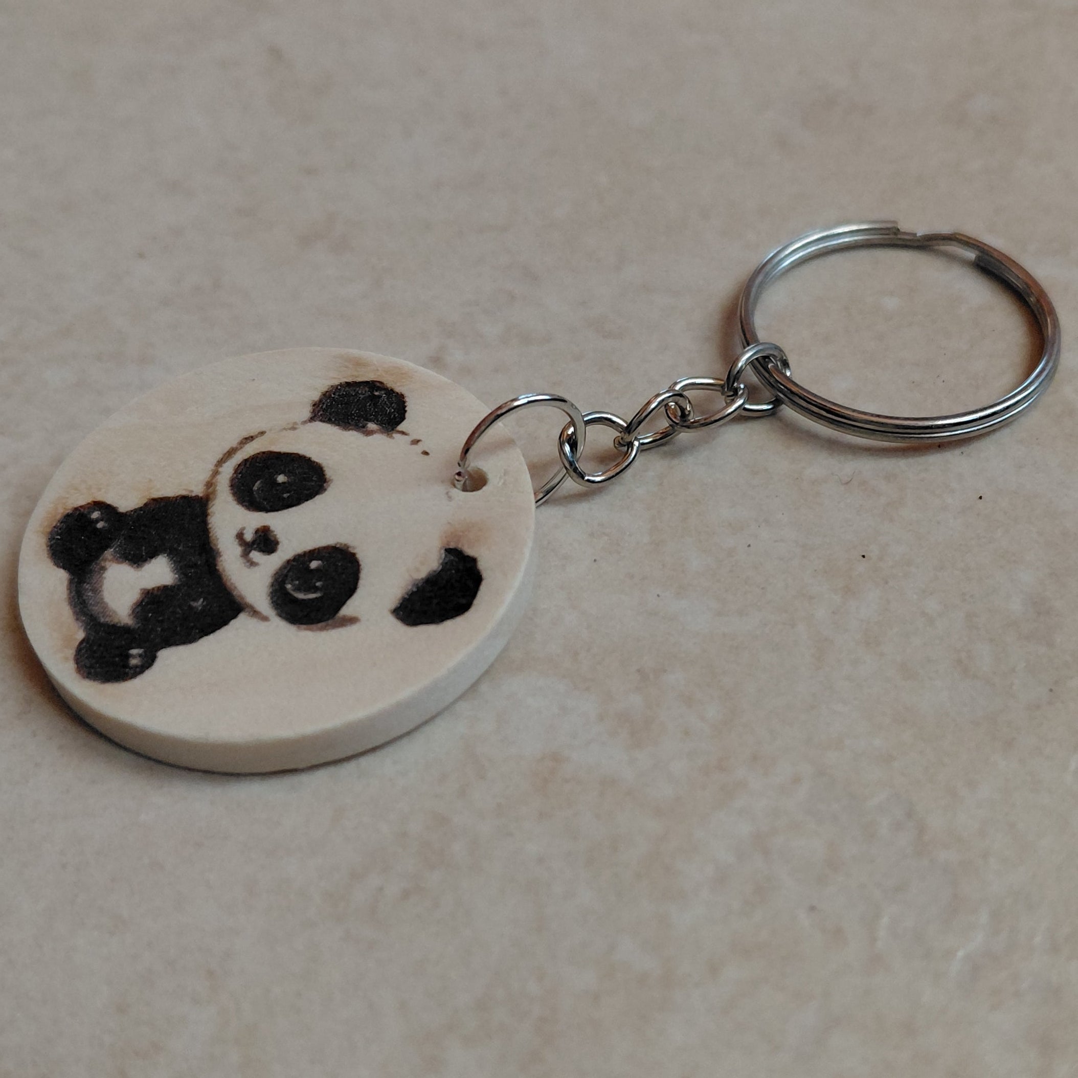 Llavero artesano de madera grabado a láser con la imagen de un precioso oso panda