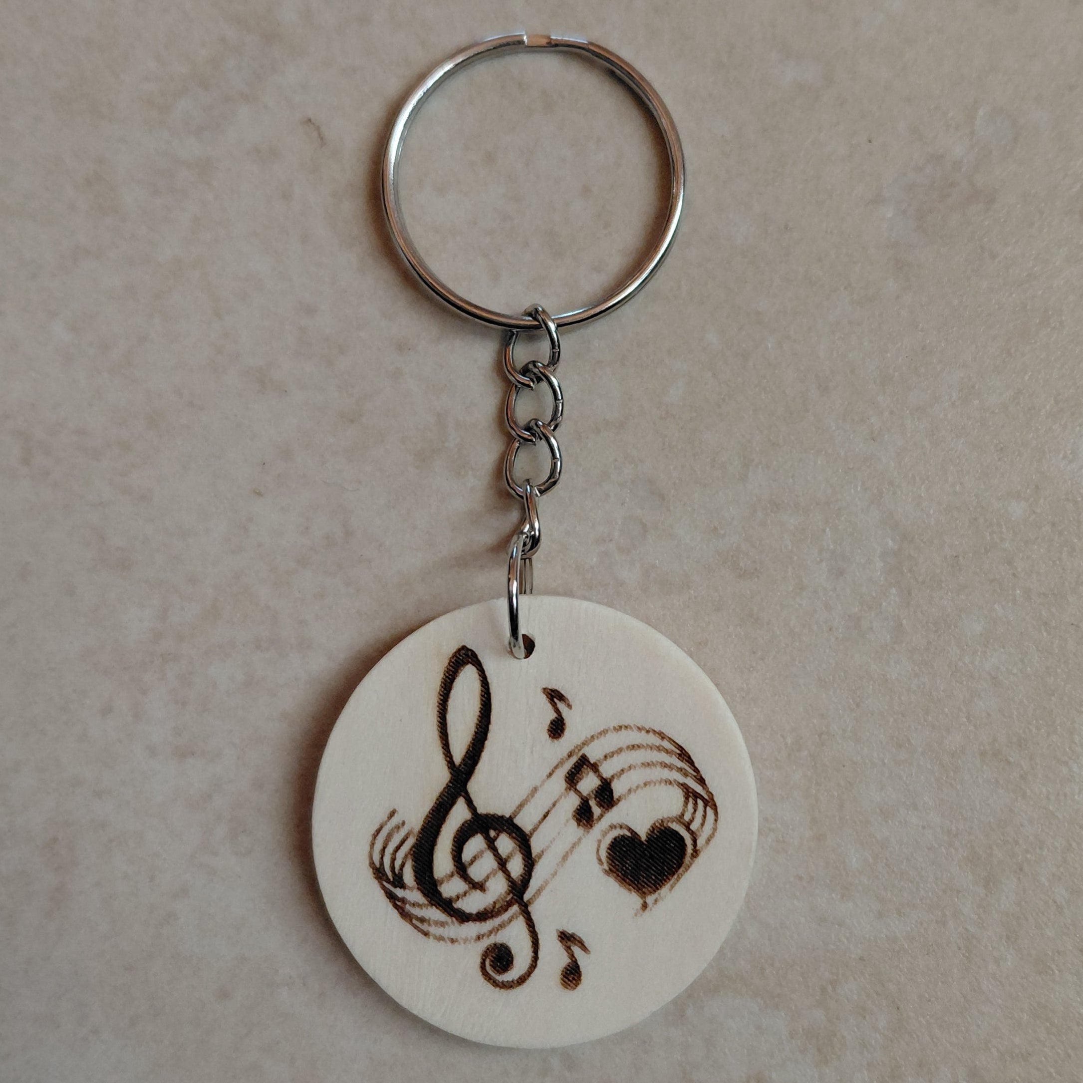 Llavero artesano de madera grabado a láser con una imagen ideal para los amantes de la música