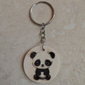 Llavero artesano de madera grabado a láser con la imagen de un precioso oso panda