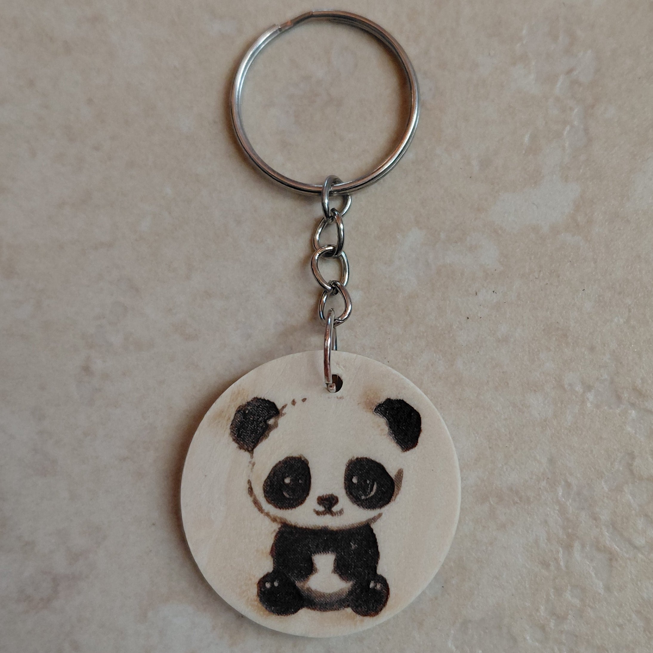 Llavero artesano de madera grabado a láser con la imagen de un precioso oso panda