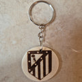 Llavero artesanal fabricado en madera natural, cortado y grabado mediante tecnología láser de alta precisión.

Presenta un diseño circular de acabado suave, con grabado permanente de gran definición que resalta el escudo del Atlético de Madrid con un contraste elegante y duradero.

Incluye resistente aro metálico con cadena, ideal para llaves, mochilas...

Gracias a su ligereza y estilo natural, es perfecto como regalo personalizado o detalle ecológico.

Grabado a doble cara.

¡Contacta con nosotros para pe