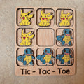 Hermoso juego de Tic-Tac-Toe (Tres en raya) artesanal, elaborado en madera natural mediante técnica de corte y grabado láser, y pintado completamente a mano con gran detalle y cuidado.

Incluye fichas ilustradas con los famosos personajes de Pokémon (Pikachu y Squirtle), lo que lo convierte en un artículo único, colorido y lleno de encanto, ideal tanto para jugar como para decorar.

Perfecto como regalo original, recuerdo artesanal o elemento decorativo para habitaciones infantiles, escritorios o estantería