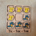 Hermoso juego de Tic-Tac-Toe (Tres en raya) artesanal, elaborado en madera natural mediante técnica de corte y grabado láser, y pintado completamente a mano con gran detalle y cuidado.

Incluye fichas ilustradas con los famosos personajes de Pokémon (Pikachu y Squirtle), lo que lo convierte en un artículo único, colorido y lleno de encanto, ideal tanto para jugar como para decorar.

Perfecto como regalo original, recuerdo artesanal o elemento decorativo para habitaciones infantiles, escritorios o estantería