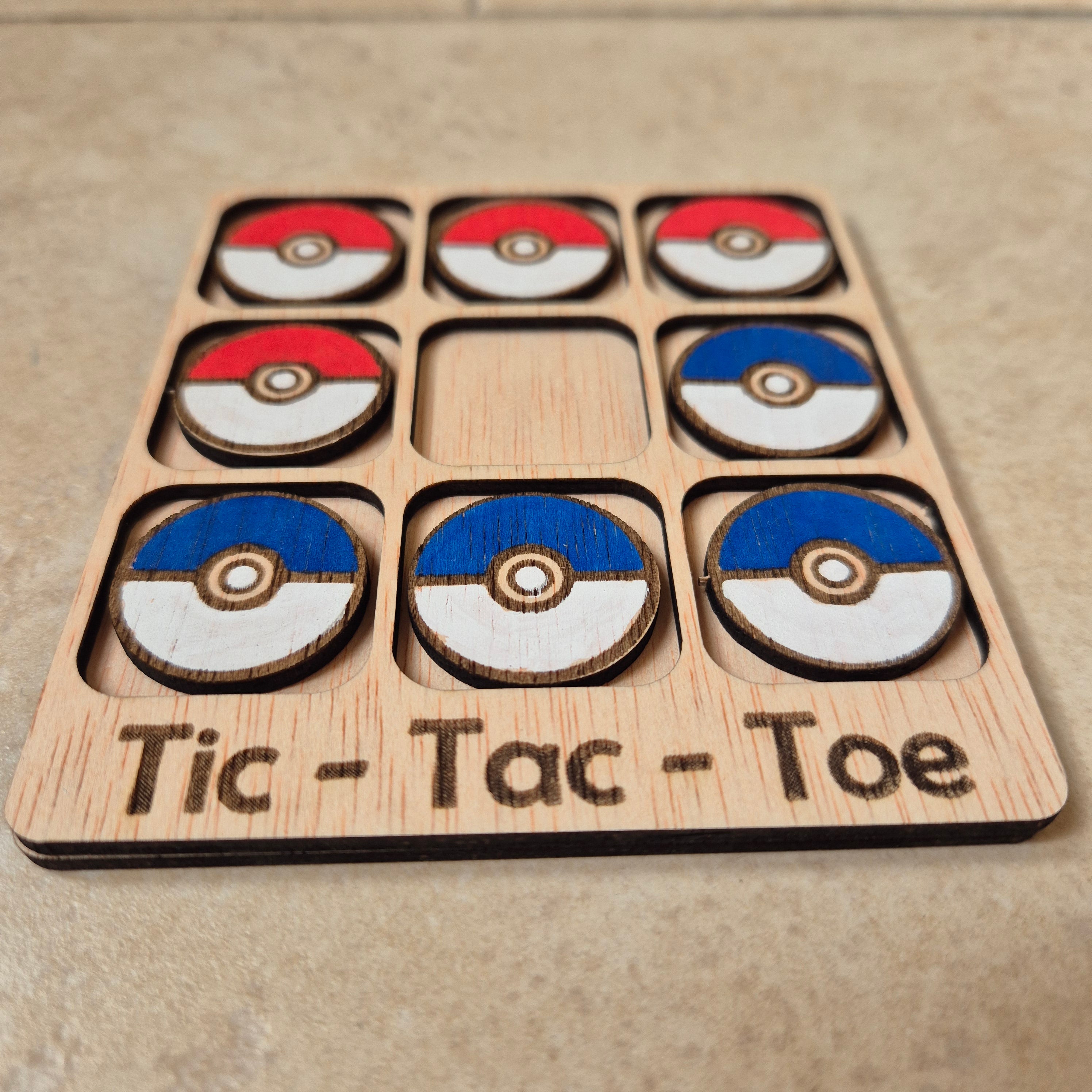 Hermoso juego de Tic-Tac-Toe (Tres en raya) artesanal, elaborado en madera natural mediante técnica de corte y grabado láser, y pintado completamente a mano con gran detalle y cuidado.

Incluye fichas ilustradas con pokeballs de Pokémon, lo que lo convierte en un artículo único, colorido y lleno de encanto, ideal tanto para jugar como para decorar.

Perfecto como regalo original, recuerdo artesanal o elemento decorativo para habitaciones infantiles, escritorios o estanterías.