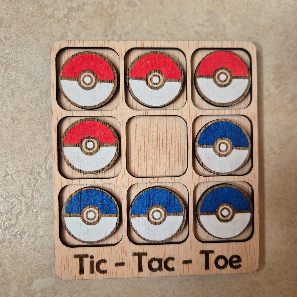 Hermoso juego de Tic-Tac-Toe (Tres en raya) artesanal, elaborado en madera natural mediante técnica de corte y grabado láser, y pintado completamente a mano con gran detalle y cuidado.

Incluye fichas ilustradas con pokeballs de Pokémon, lo que lo convierte en un artículo único, colorido y lleno de encanto, ideal tanto para jugar como para decorar.

Perfecto como regalo original, recuerdo artesanal o elemento decorativo para habitaciones infantiles, escritorios o estanterías.
