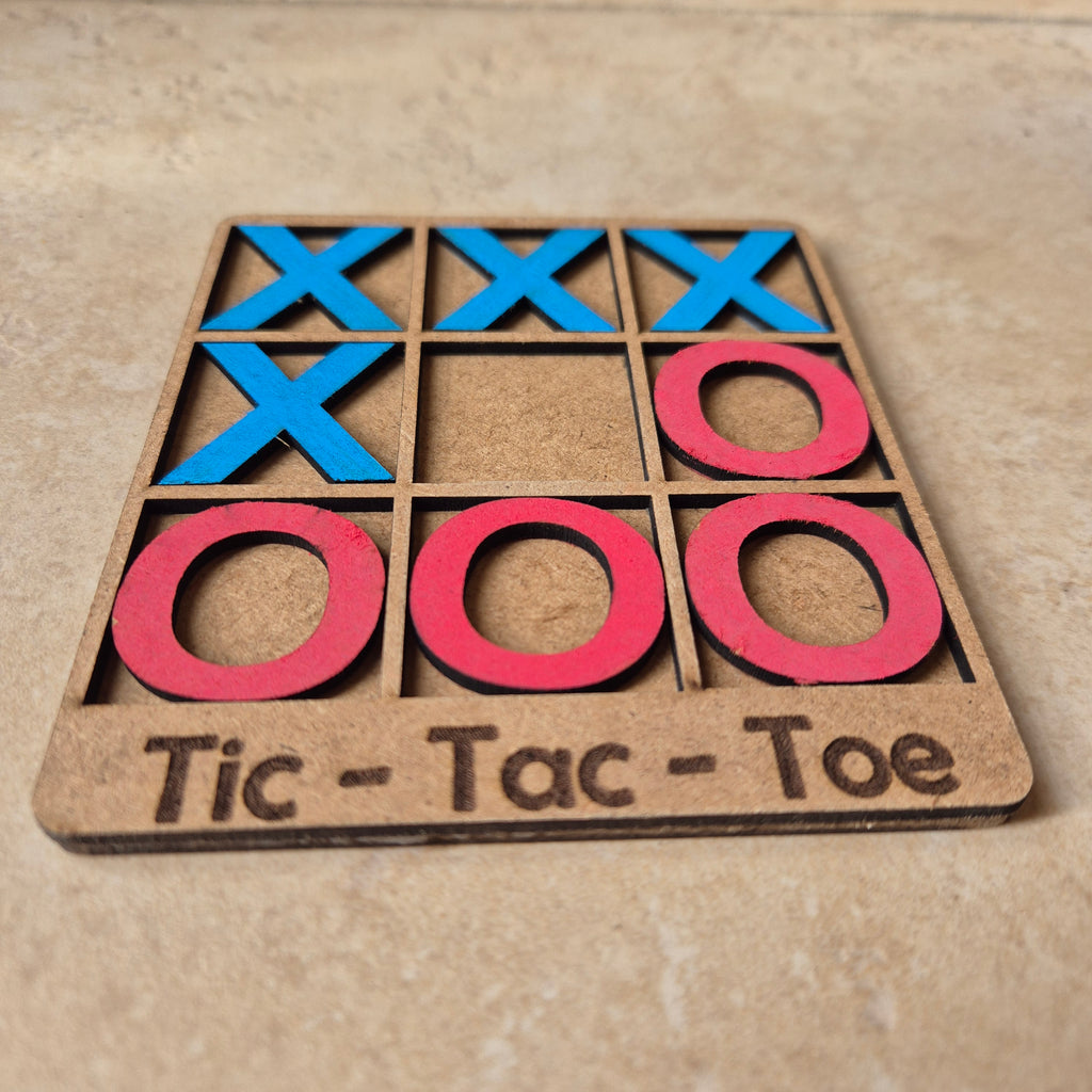Hermoso juego de mesa artesanal que representa el tradicional tic tac toe o tres en raya. Regalo perfecto de madera, tecnica de corte y grabado laser, pintado a mano.