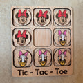 Hermoso juego de Tic-Tac-Toe (Tres en raya) artesanal, elaborado en madera natural mediante técnica de corte y grabado láser, y pintado completamente a mano con gran detalle y cuidado.

Incluye fichas ilustradas con los famosos personajes de Disney (Minnie y Daisy), lo que lo convierte en un artículo único, colorido y lleno de encanto, ideal tanto para jugar como para decorar.

Perfecto como regalo original, recuerdo artesanal o elemento decorativo para habitaciones infantiles, escritorios o estanterías.