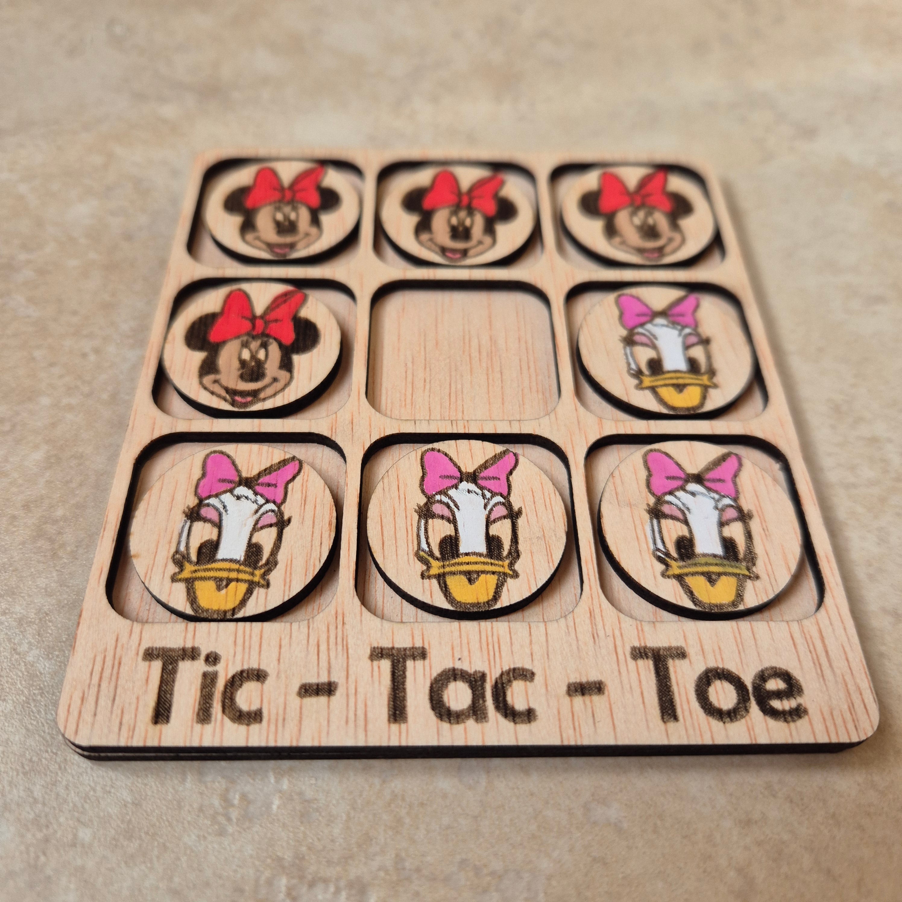 Hermoso juego de Tic-Tac-Toe (Tres en raya) artesanal, elaborado en madera natural mediante técnica de corte y grabado láser, y pintado completamente a mano con gran detalle y cuidado.

Incluye fichas ilustradas con los famosos personajes de Disney (Minnie y Daisy), lo que lo convierte en un artículo único, colorido y lleno de encanto, ideal tanto para jugar como para decorar.

Perfecto como regalo original, recuerdo artesanal o elemento decorativo para habitaciones infantiles, escritorios o estanterías.