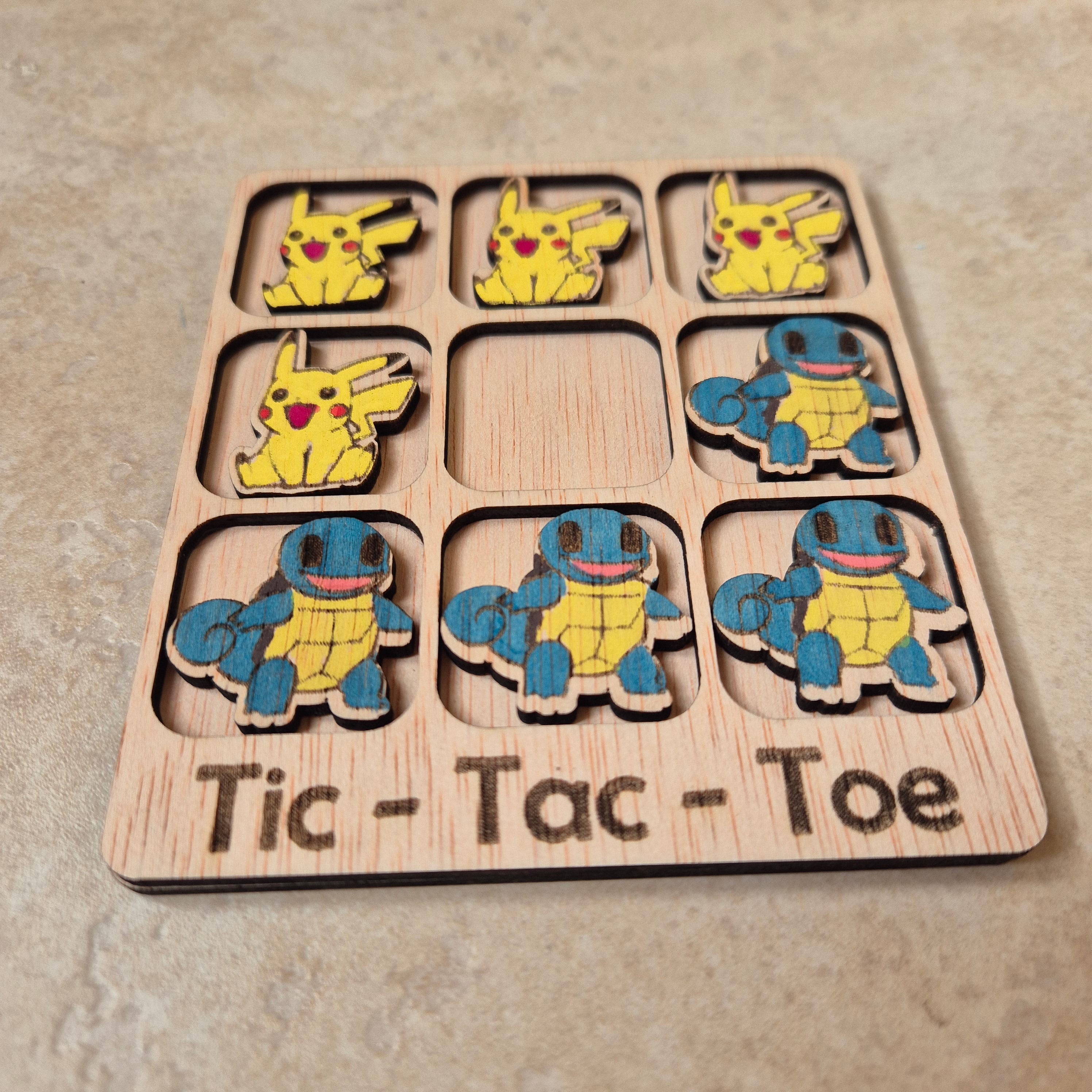 Hermoso juego de Tic-Tac-Toe (Tres en raya) artesanal, elaborado en madera natural mediante técnica de corte y grabado láser, y pintado completamente a mano con gran detalle y cuidado.

Incluye fichas ilustradas con los famosos personajes de Pokémon (Pikachu y Squirtle), lo que lo convierte en un artículo único, colorido y lleno de encanto, ideal tanto para jugar como para decorar.

Perfecto como regalo original, recuerdo artesanal o elemento decorativo para habitaciones infantiles, escritorios o estantería