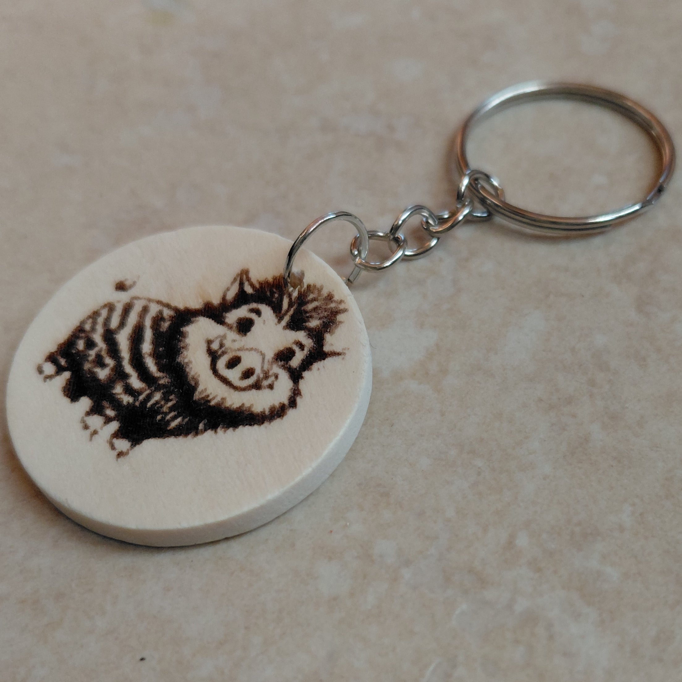 Llavero artesano de madera grabado a láser con la imagen de un adorable jabalí